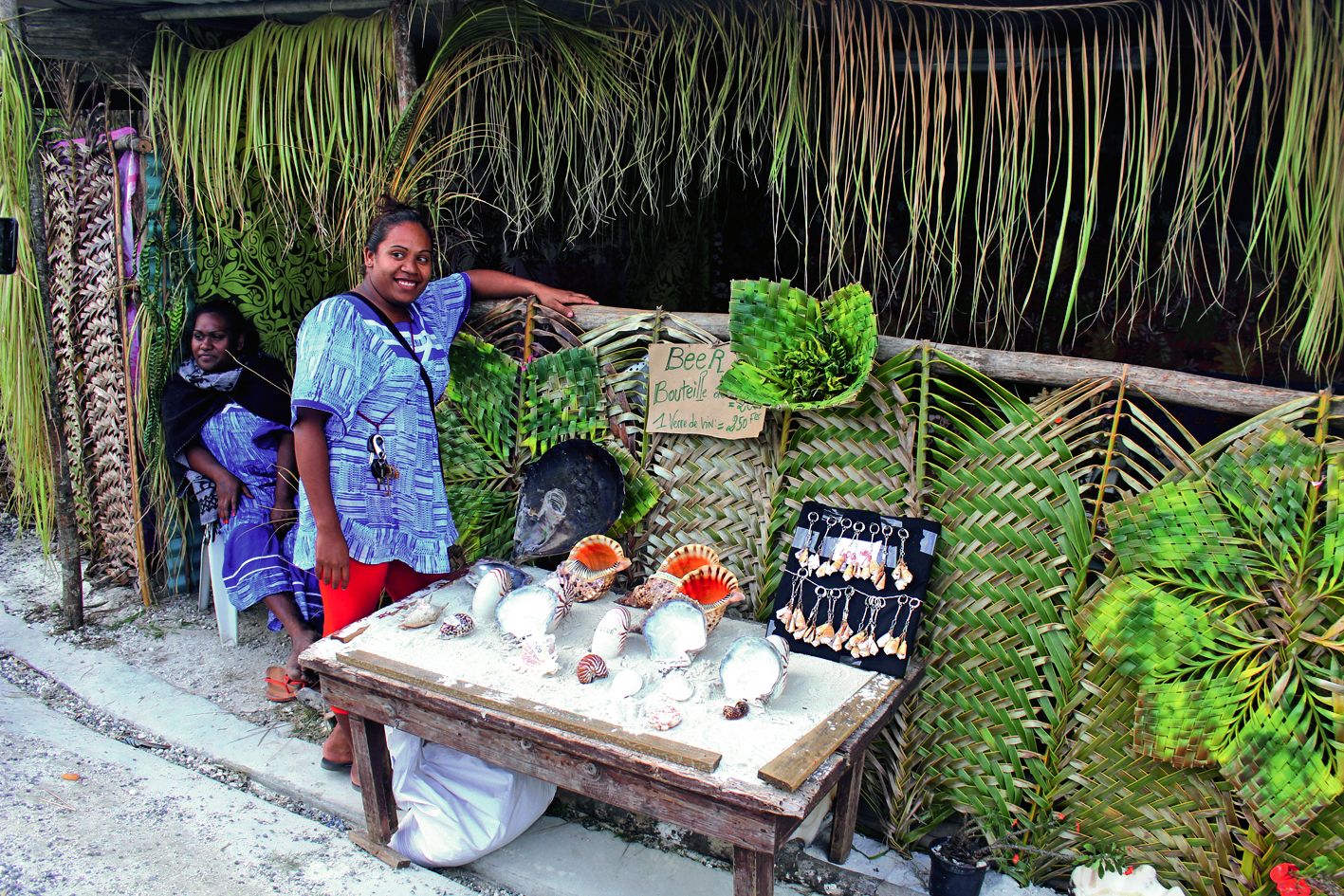 Les mamans et leurs filles ont présenté fièrement leur stand avec des coquillages ramassés dans la baie de santal.