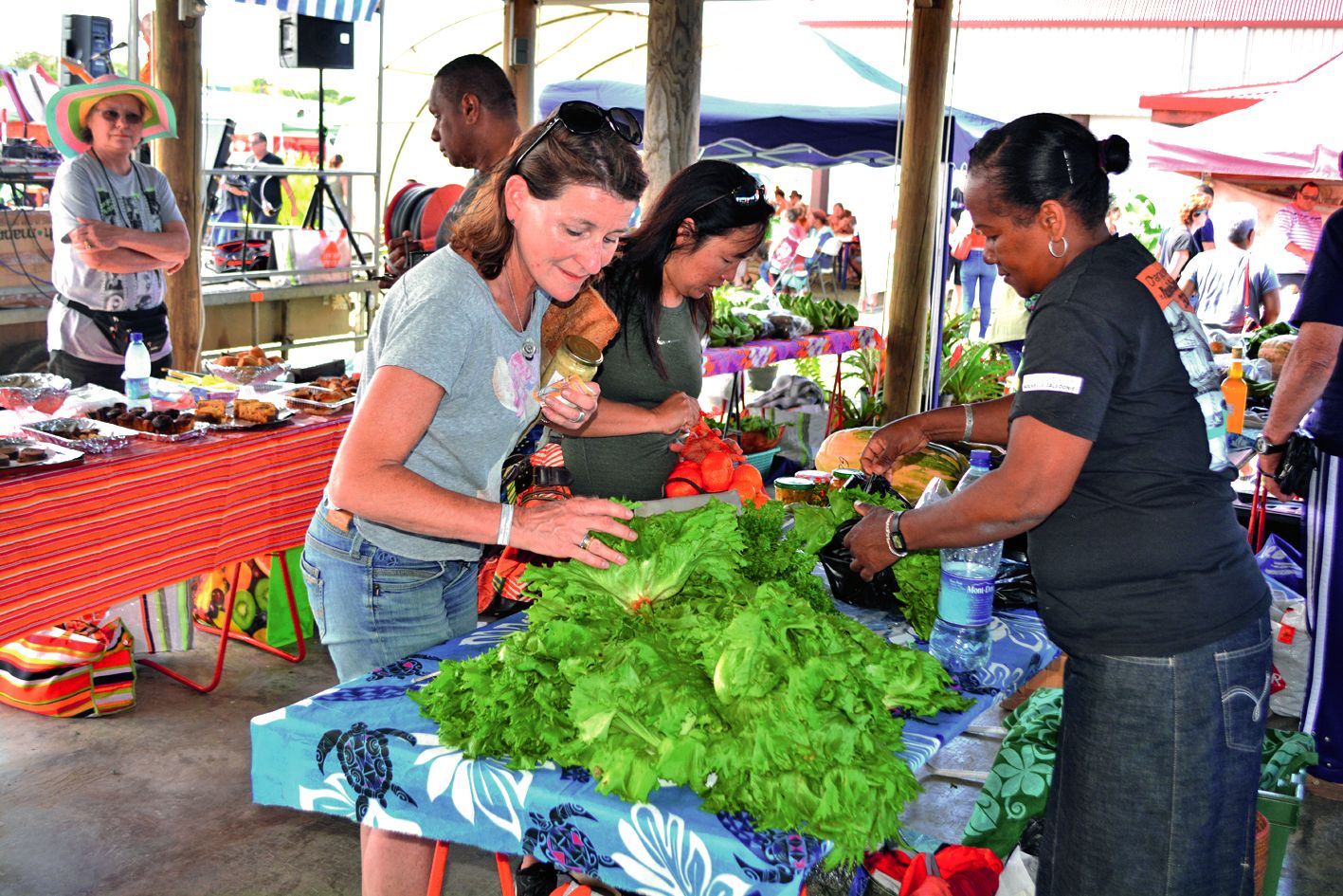 Ce marché dédié aux palmiers permet aux petits producteurs, mais également aux femmes du village et des tribus avoisinantes, de vendre leurs produits du terroir directement aux consommateurs.