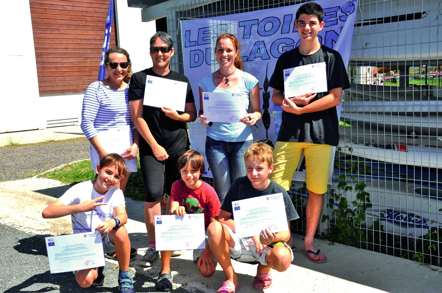 Xavier Vanni, moniteur de voile au club les Toiles du Lagon, a remis le diplôme du PSC1 (Prévention et secours civiques de niveau 1) à ceux qui avaient suivi la formation dispensée le samedi 7 juillet, dans le cadre du projet « Femmes à la barre », par de