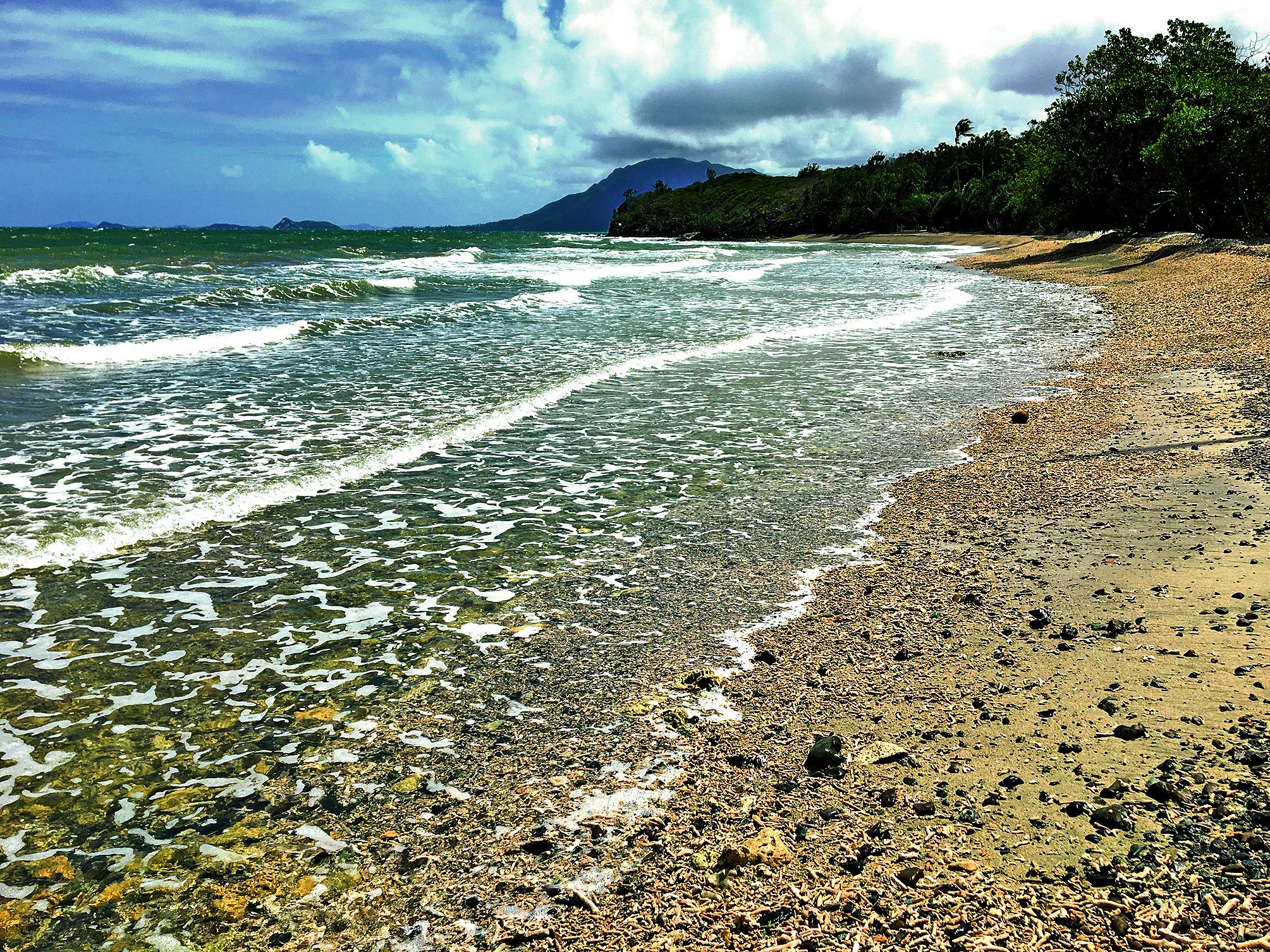 En fonction de la météo, la plage peut être de coraux blancs ou de sable noir. Photo A.D.