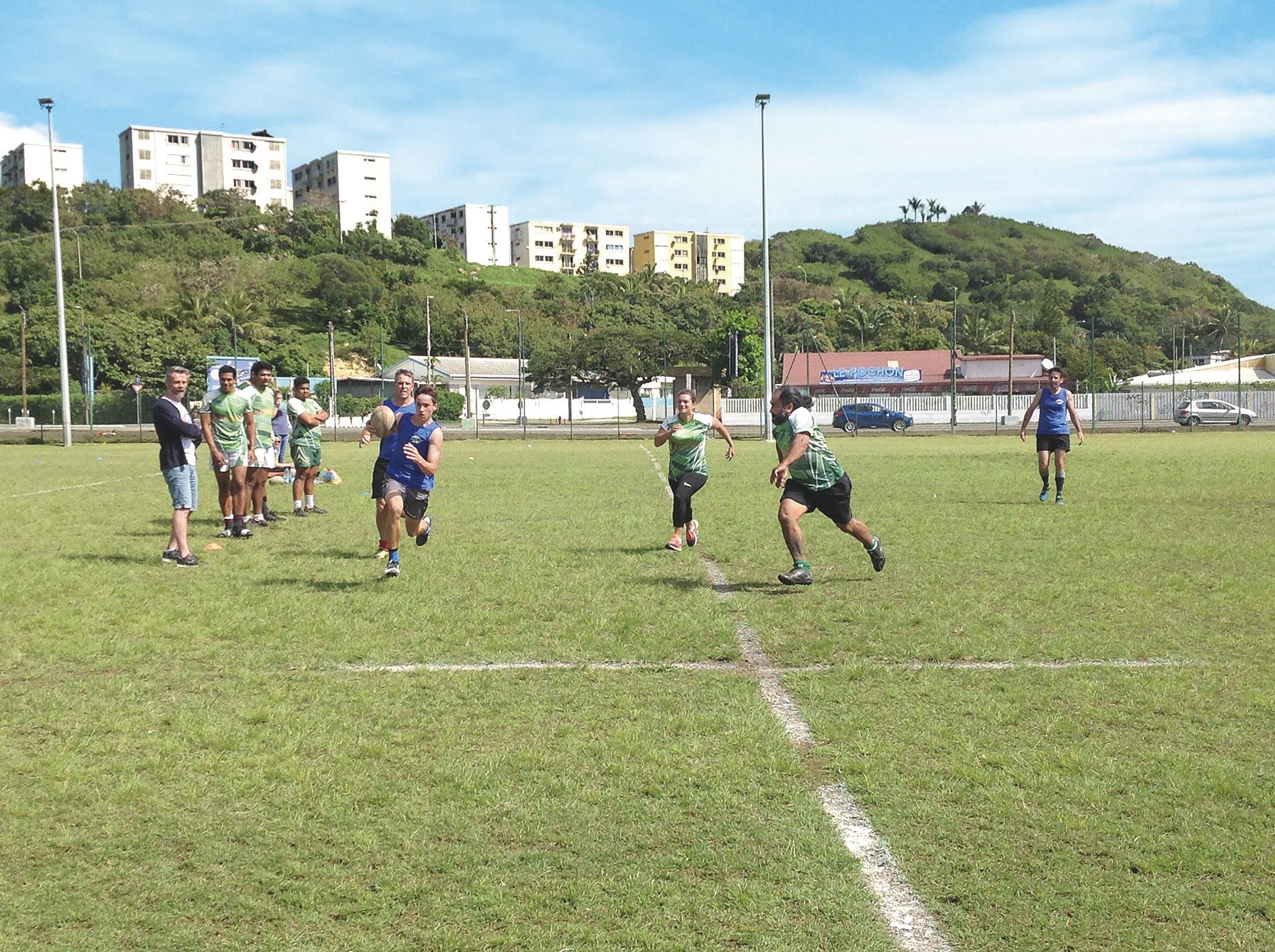 Rivière-Salée. Une journée de découverte du rugby était organisée samedi, au stade, par les Old Beans, un des plus  anciens clubs de Nouméa. Cent vingt joueurs ont participé à cette  3e édition du tournoi de Touch rugby, soit quatorze équipes. La fête s’e