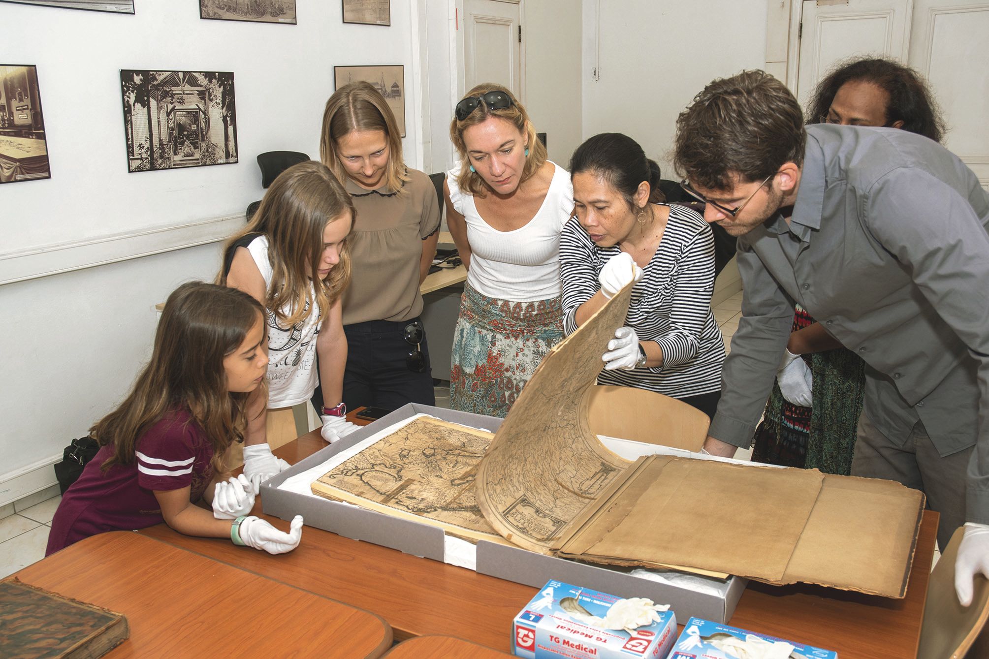 À Bernheim. Lors des trois visites proposées par la bibliothèque, la trentaine de participants a plongé à la découverte des trésors patrimoniaux, notamment dans les réserves du bâtiment. Ils ont pu consulter le plus vieux document conservé à la bibliothèq