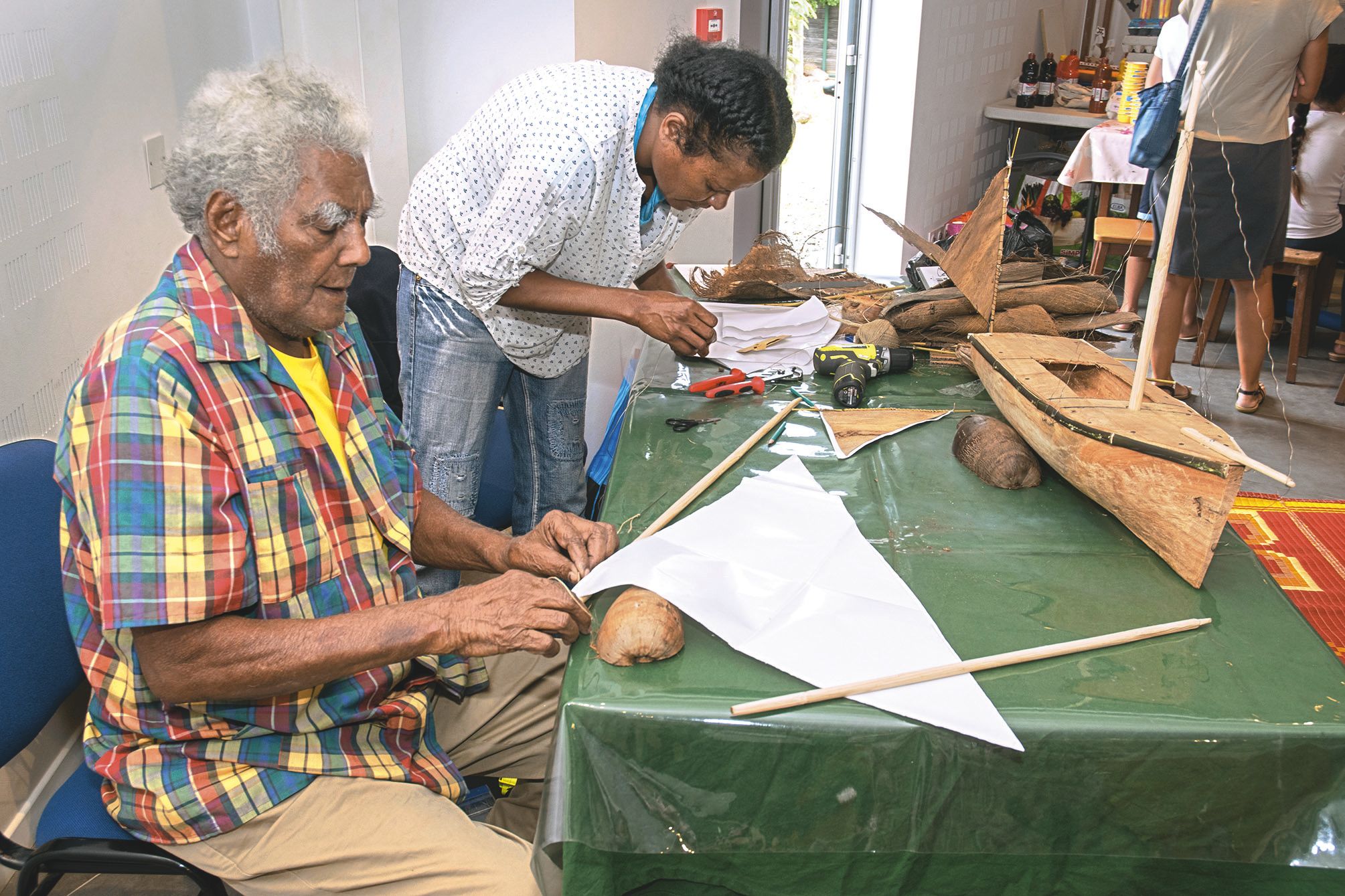 Au musée maritime. Benjamin Gueleme a fait le déplacement de Bélep exprès pour l’occasion. Âgé de 84 ans, le dernier charpentier marin des îles Bélep fabriquait des cotres, remplacés aujourd’hui par des bateaux à moteur. « C’est  difficile pour lui de ne 