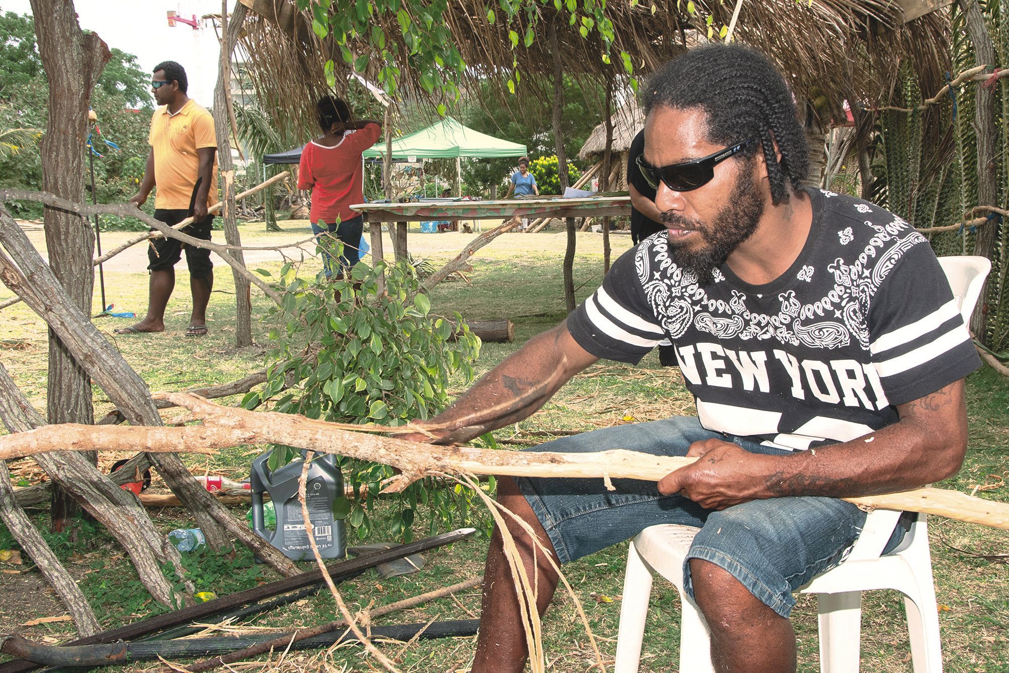 Le village se monte en direct. Les cases sont réalisées sous les yeux des visiteurs, qui peuvent ainsi découvrir les techniques traditionnelles de construction.