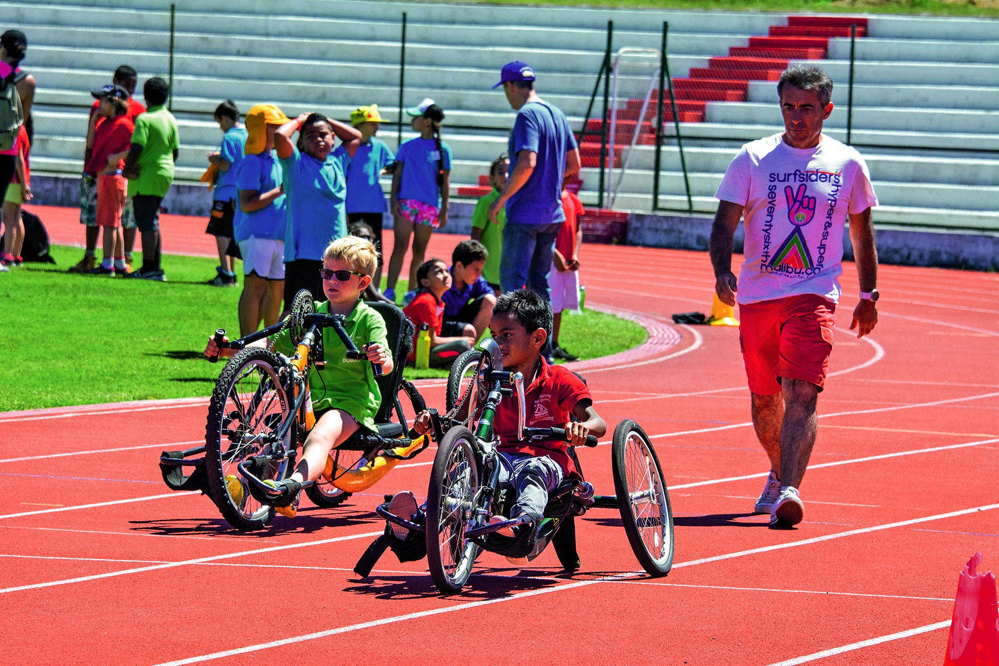 Grâce à l’aide  de la Ligue calédonienne  de sport adapté et de handisport, les enfants ont pu découvrir le handibike, qui se propulse manuellement.