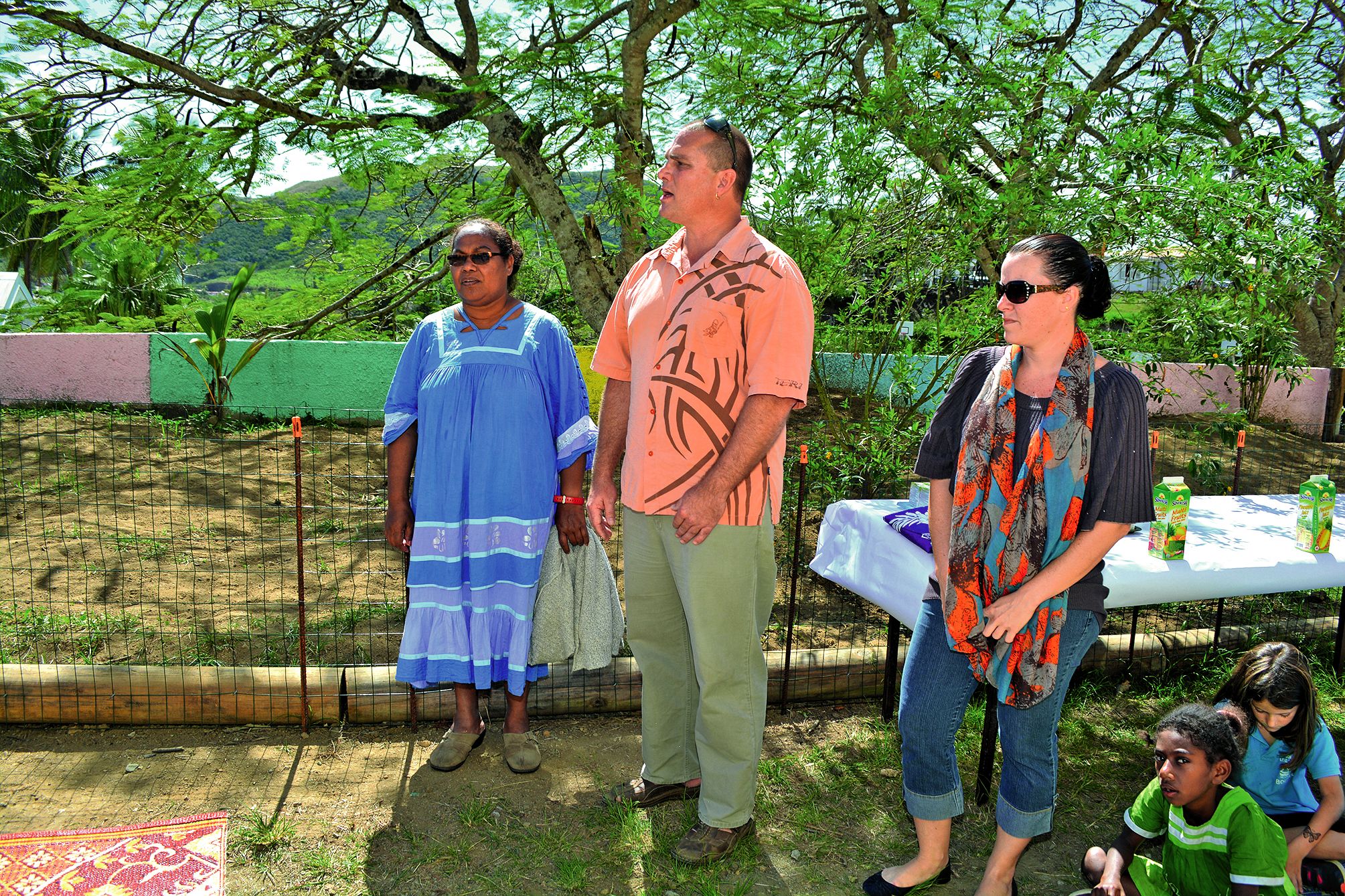 Les enseignants, Sandra, Olivier et Jeannette, ont présenté aux coutumiers de Bourail leur projet.