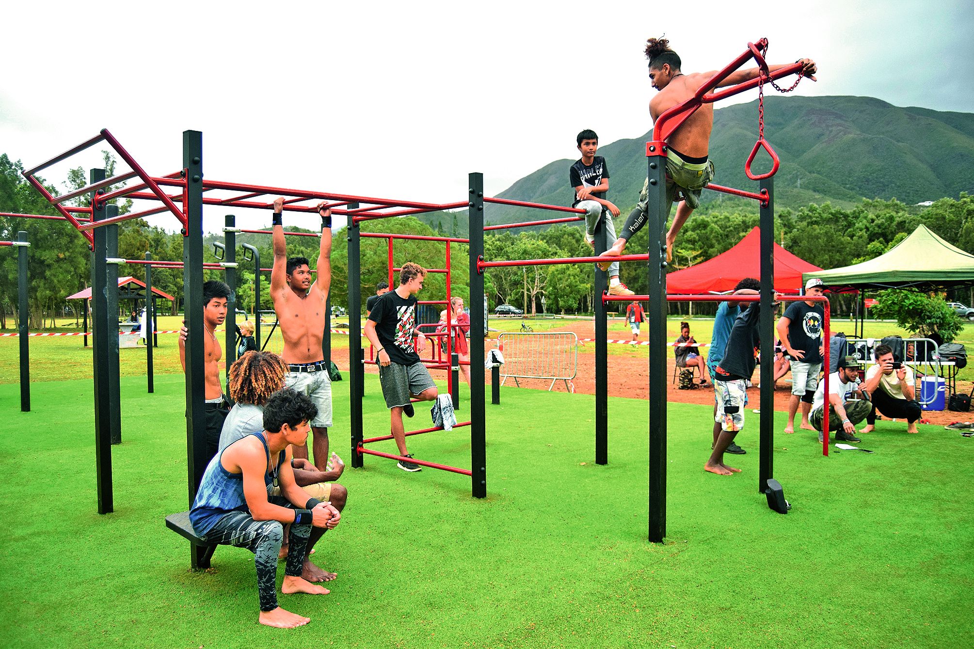 La structure de street workout de La Coulée est la plus grande du Mont-Dore. Ethan, en haut à droite, vient chaque jour s’entraîner.