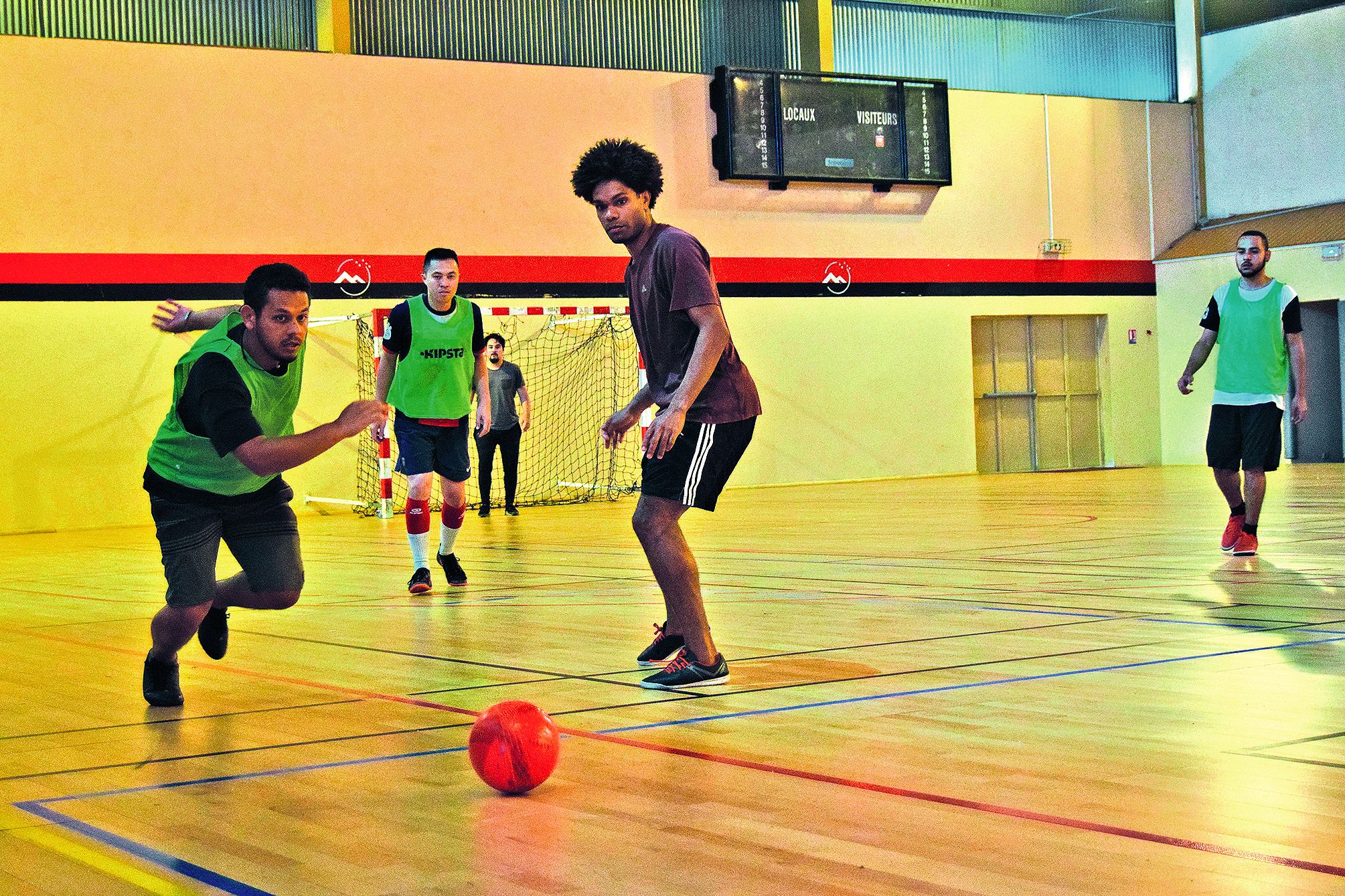 Le jeune Lions club Nouméa Nautile organisait, dimanche, l’une de ses premières actions d’envergure : un tournoi de futsal caritatif au profit des enfants atteints de cancer. L’événement se déroulait à la salle omnisports de Boulari et réunissait douze éq