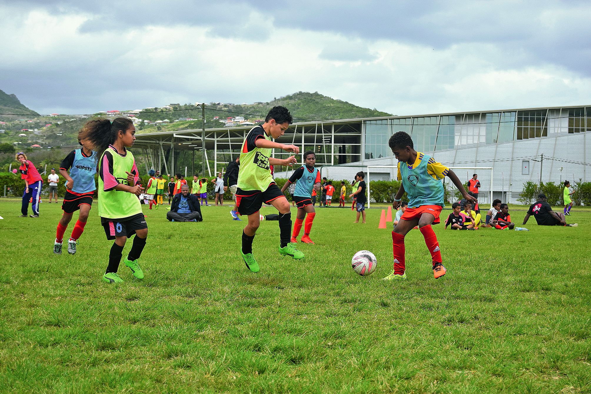 L’école du Football club de Païta fêtait ses dix ans, samedi, sur le terrain municipal. Des centaines de jeunes joueurs venus de tout le Caillou se sont mêlés dans des matchs amicaux. AGJP, ASC Boulouparis, Dumbéa FC, OC Hmeleck, AC Koindé, ES Maré, AS Mo