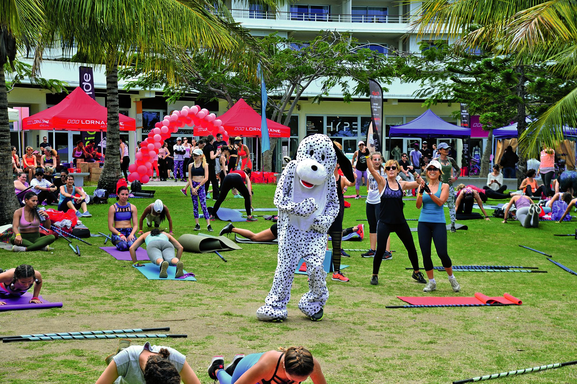 Les tapis de gymnastique ont investi les jardins du complexe La Promenade, à l’Anse-Vata, samedi, en fin de matinée, à l’occasion de la cinquième édition de la jJournée fitness et bien-être, animée par la boutique Lorna Jade.Photo Thierry Perron