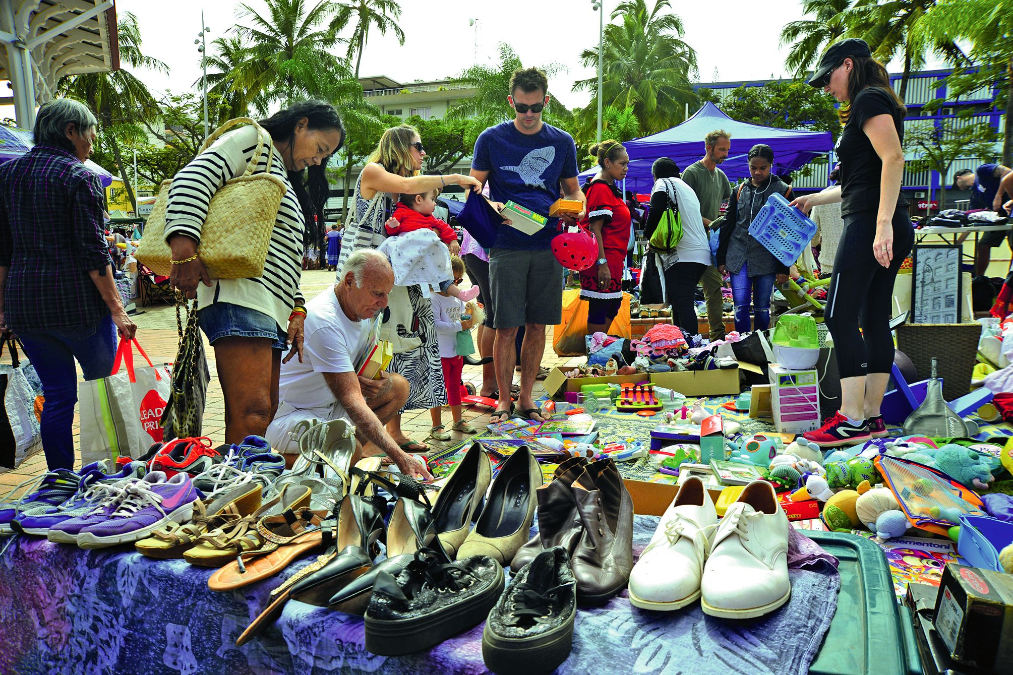 Dimanche, la place des Cocotiers a été bien fréquentée, pour le vide-greniers du Gratuit. Prochain rendez-vous pour les chineurs, le 14 octobre.Photo Thierry Perron