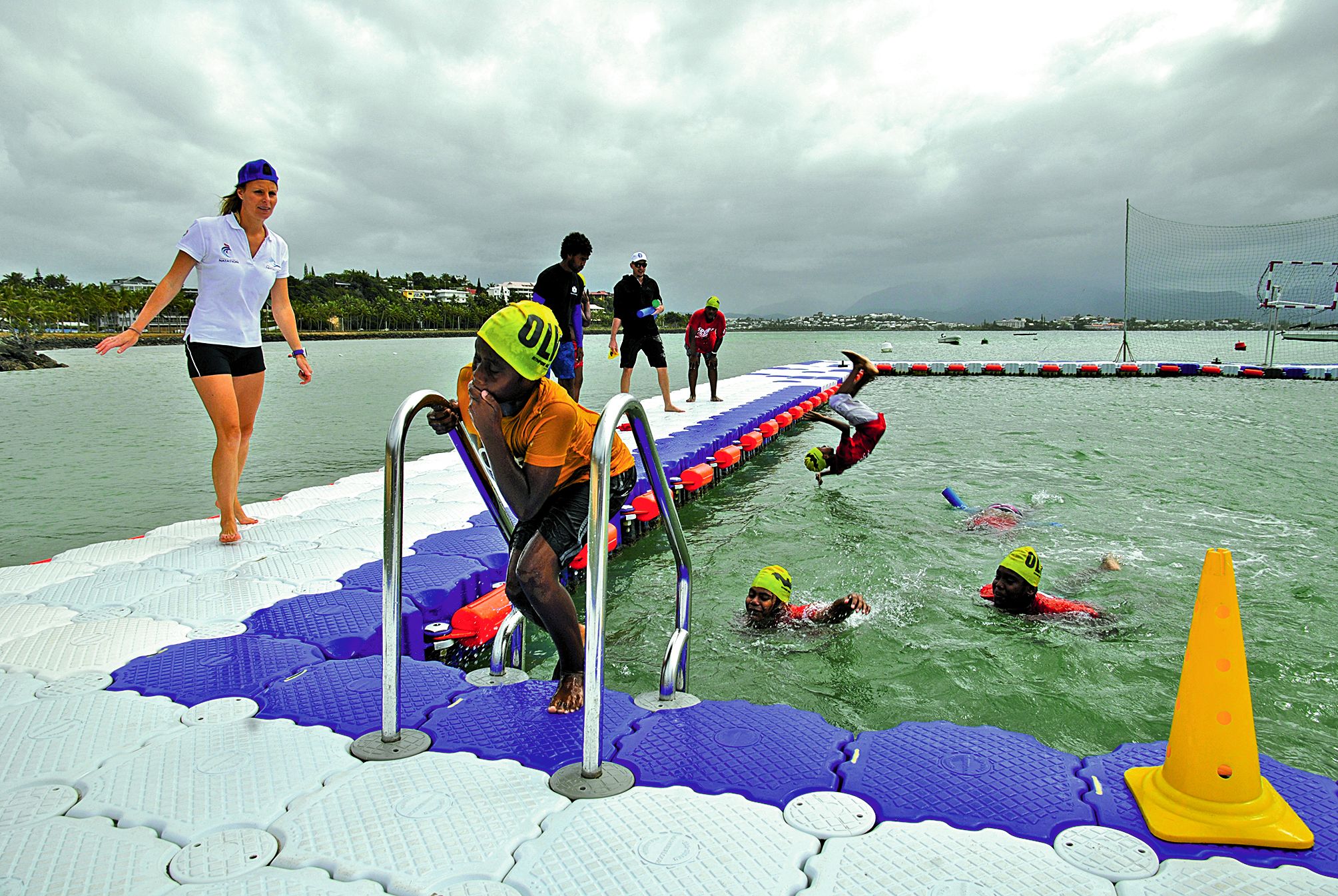 Dans le cadre  de la fête du sport, l’Olympique Nouméa natation a animé des initiations aquagym, water-polo et triathlon, samedi,  au Centre d’activité nautique de la Côte-Blanche.Photo G.R.