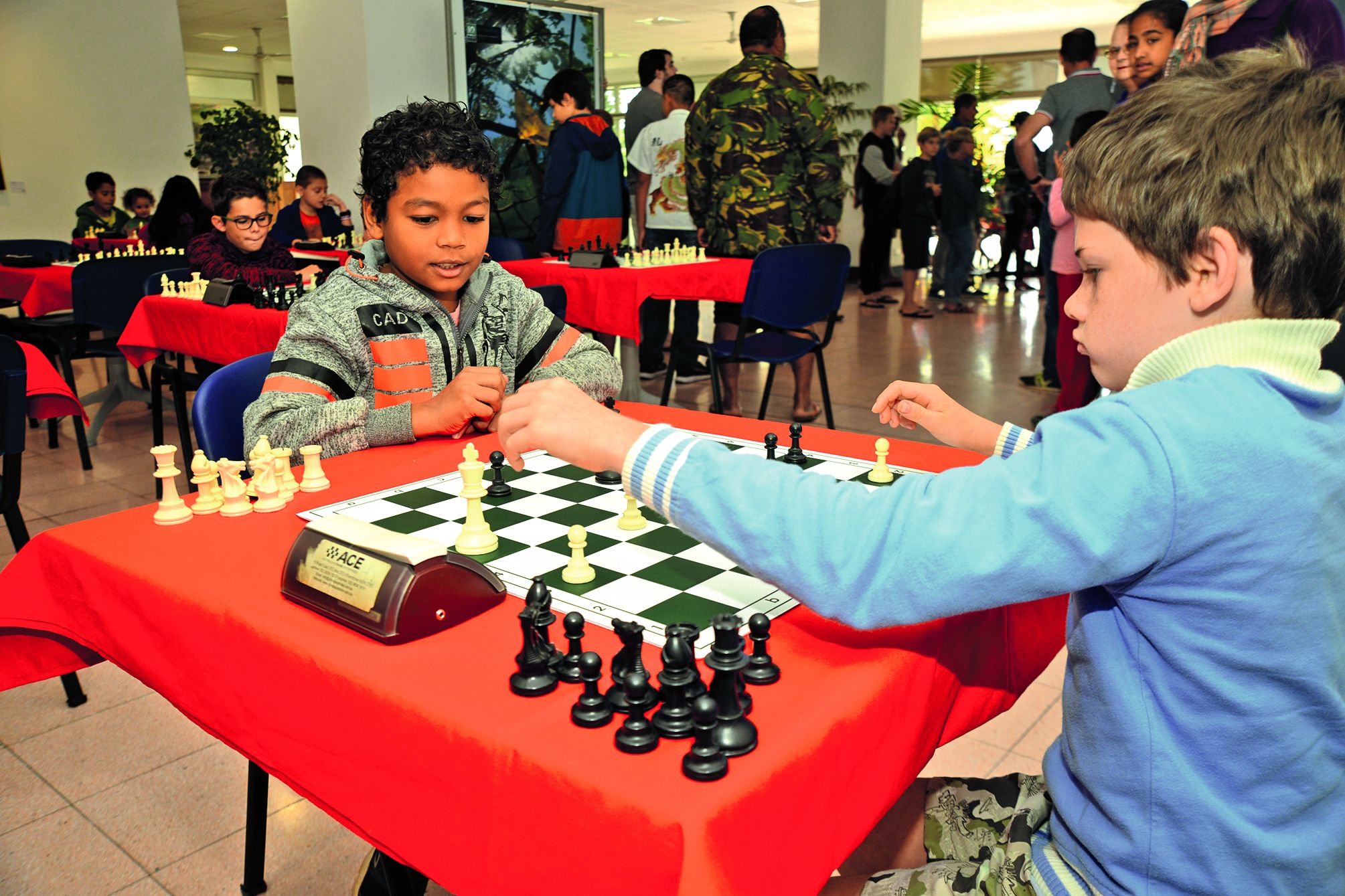 Les tables d’échecs ont investi l’hôtel de la province, samedi et dimanche, à l’occasion du septième trophée de la province Sud. Organisés par le club d’échecs de Nouméa, trois tournois ouverts à tous ont départagé les stratèges par catégories d’âge et de