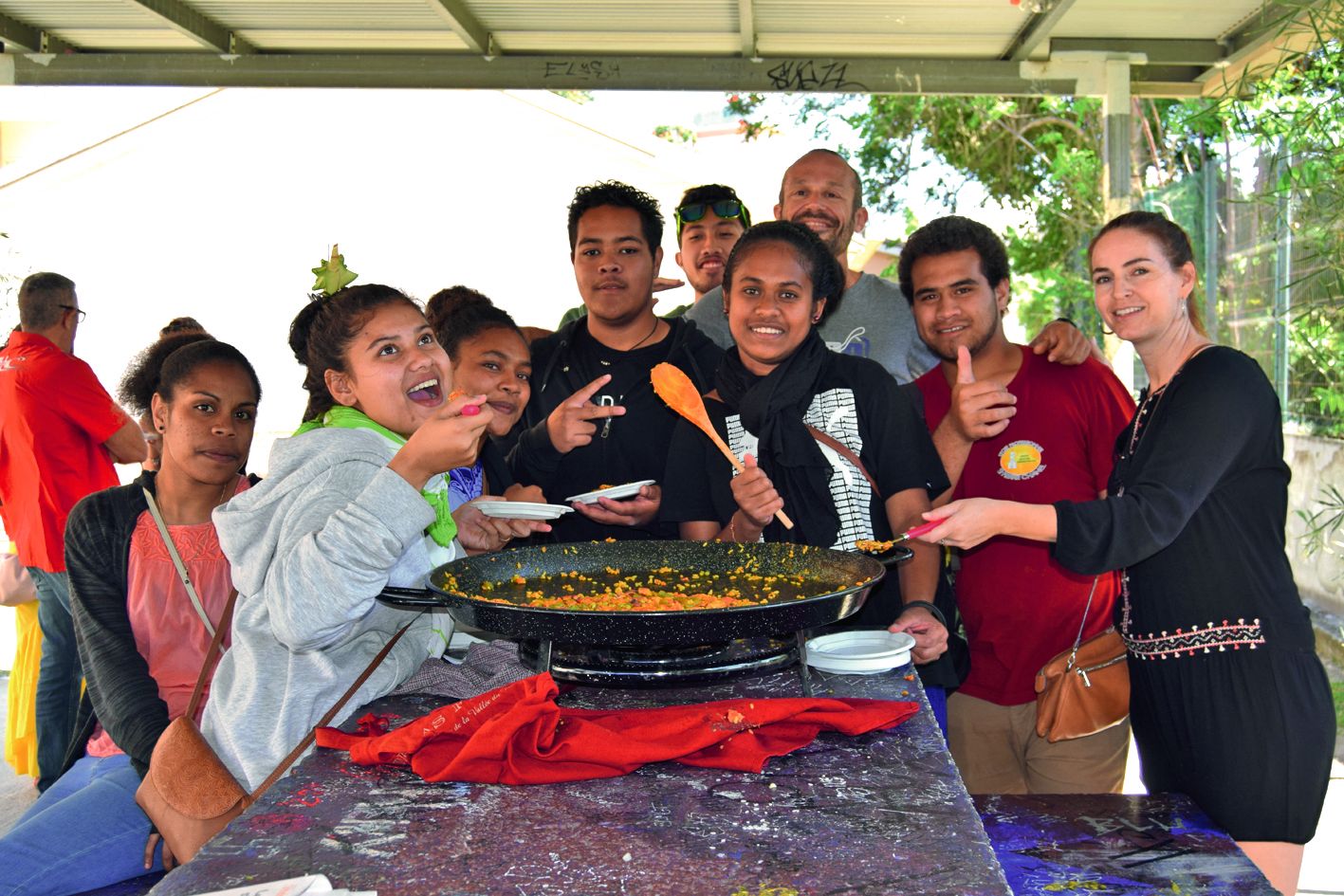 Des lycéens ont préparé une paella avec l’aide de leurs professeurs. Une occasion d’apprendre à cuisiner et de déguster cette spécialité espagnole. Le plat n’a pas résisté à la volonté de découverte gustative des élèves ¡ Buen provecho ! (bon appétit !, e