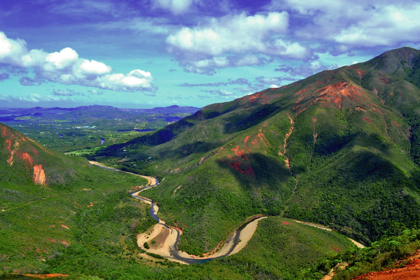 La mine Tip Top est accessible aux randonneurs et offre  un superbe panorama sur la rivière, la chaîne et le lagon.