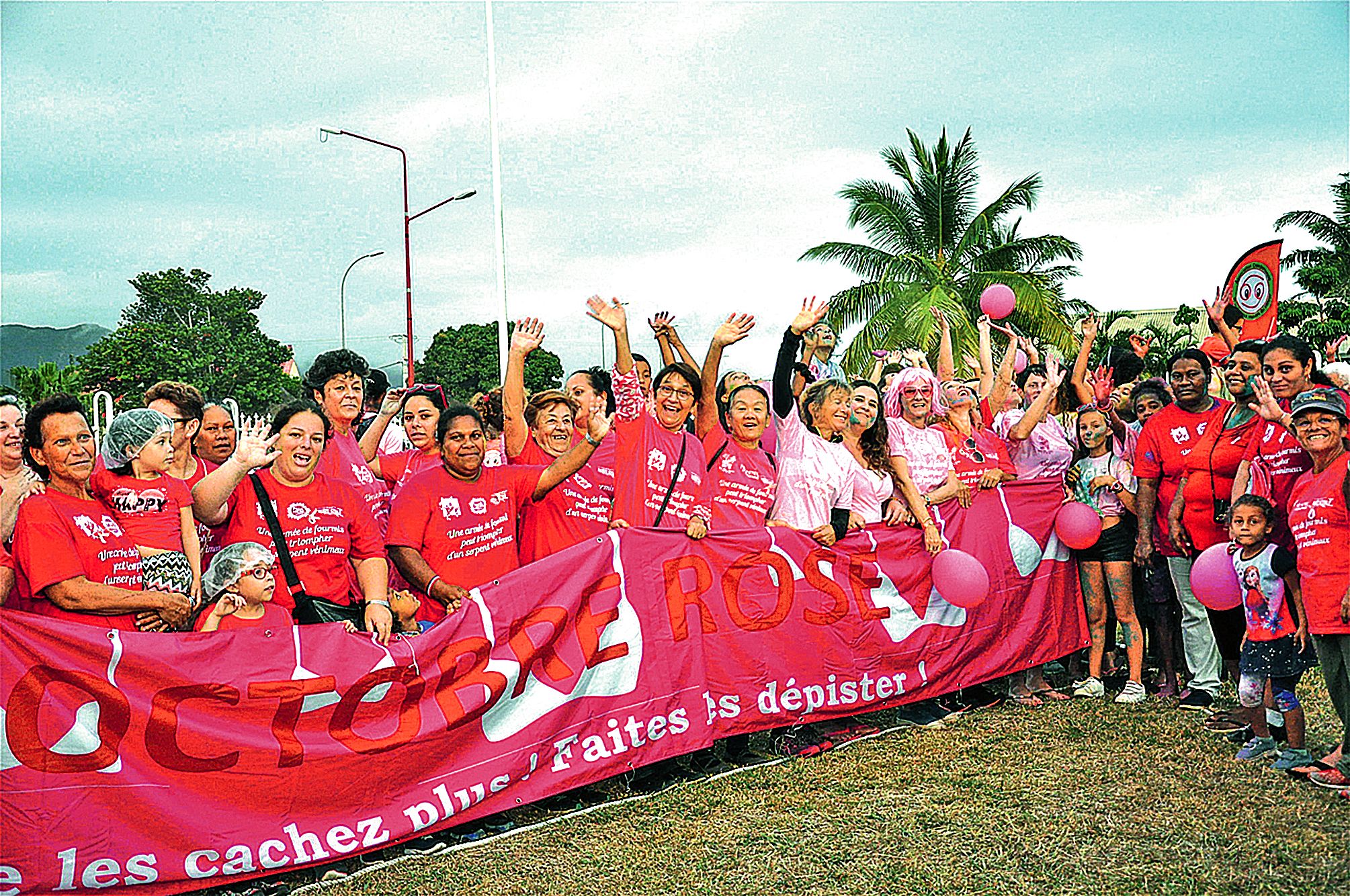 Une partie des enfants, ados et adultes présents ont formé un ruban rose. L’objectif de ce grand rendez-vous rose d’octobre est de sensibiliser les femmes et de les inciter à se faire dépister contre le cancer du sein, mais aussi de récolter des fonds pou