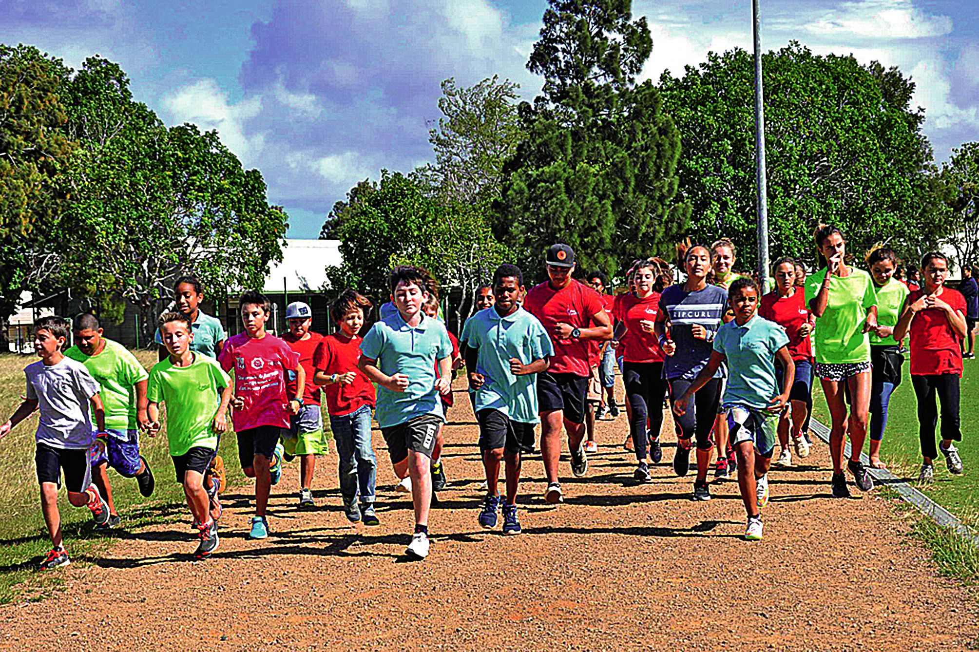 Vingt-cinq collégiens, dans le cadre d’octobre rose et pour soutenir l’ASCMC, ont participé à « une course solidaire », mardi matin sur le terrain de sports du village, en présence de Jean-Marc Masachs, président de l’ACSMC.  Ils ont préalablement cherché