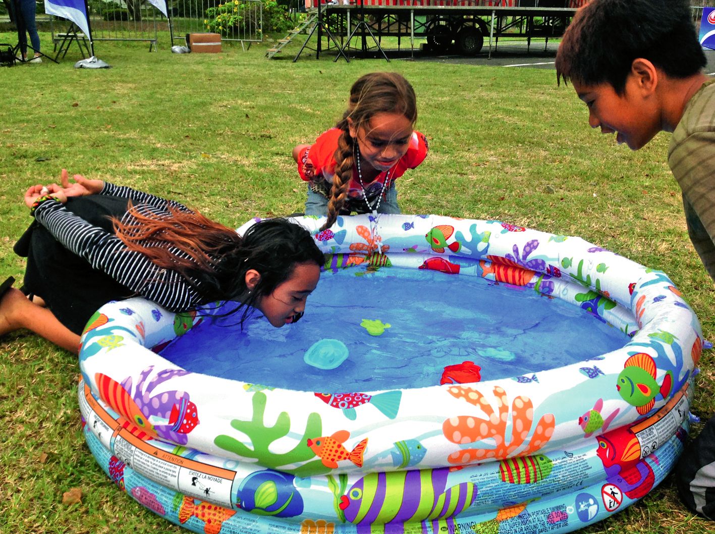 La tête dans l’eau, cet atelier a été plébiscité par les enfants. Leur mission : récupérer trois objets dans une piscine sans l’aide des mains et en un temps record.Photos Karine Payen