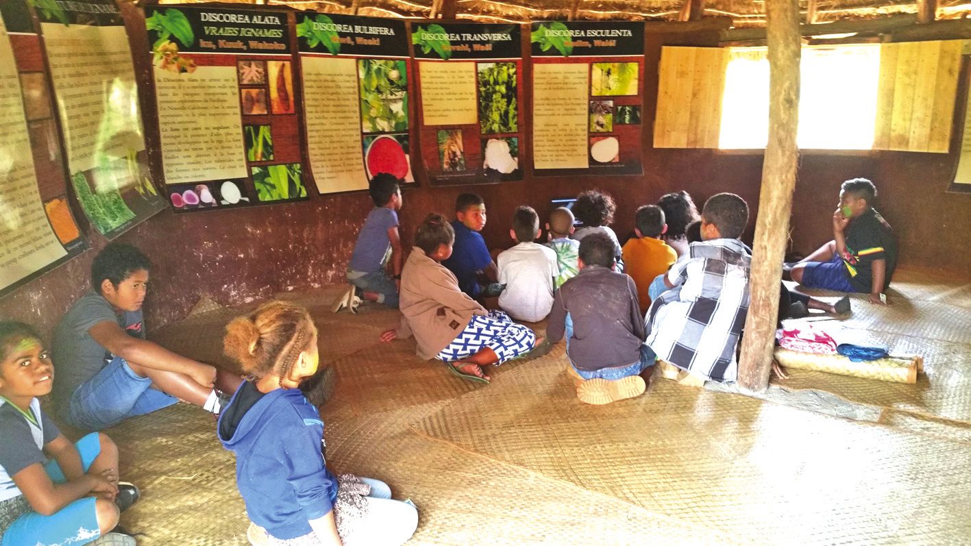 La case, construite par des habitants de la tribu d’Oundjo,  était ouverte aux enfants vendredi et aux bénévoles samedi.  A l’intérieur, des panneaux explicatifs ludiques pour petits  et grands.