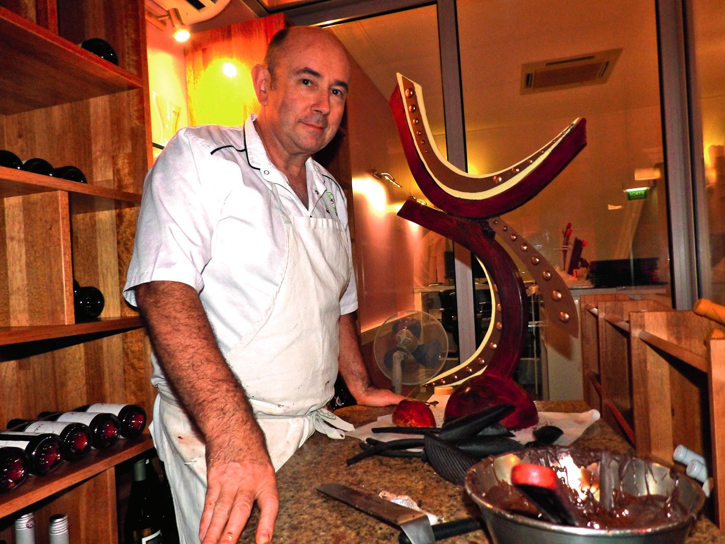 Patrick Morand, chocolatier, a partagé sa passion avec le public. Il a réalisé, le temps du repas, une œuvre chocolatée digne d’un sculpteur. Une pièce remarquable exposée aujourd’hui dans sa chocolaterie.