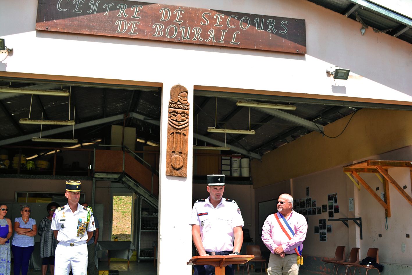 Le lieutenant Maël Kerleguer (au centre), de retour  de formation en Métropole, a rejoint le Centre de secours  en janvier 2017.