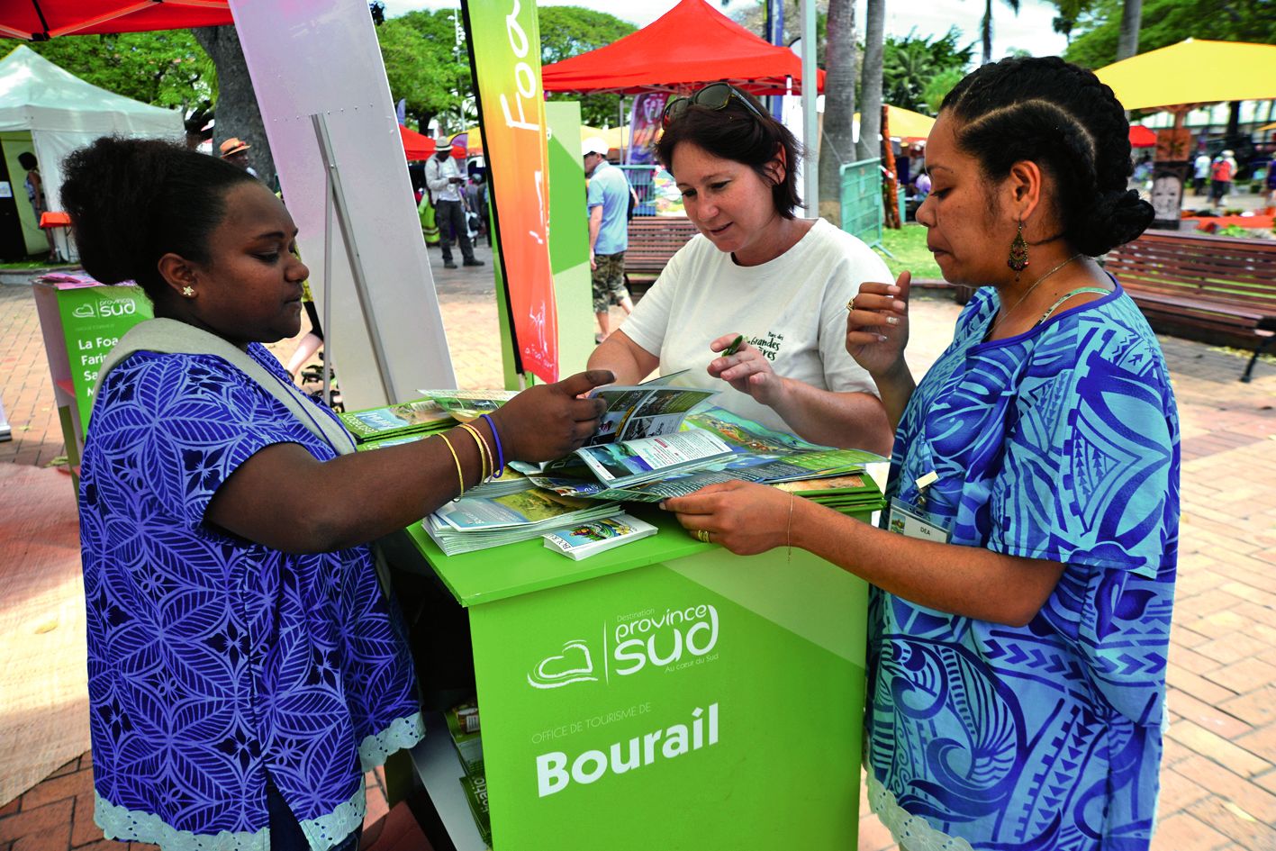 « Nous proposons des excursions, des activités en pleine nature et des hébergements insolites à la veille des vacances scolaires. Nous vendons du bonheur, tout simplement », commente Sonia, en charge de l’un des stands qui vise à promouvoir les richesses 