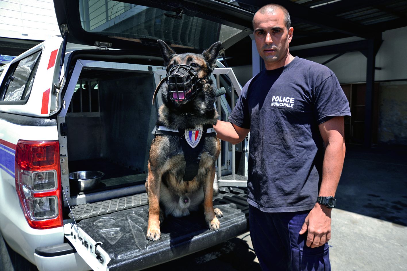 Ludovic Robin, gardien principal et chef de la brigade canine avec Mickaël, qui ne le quitte pas d’une semelle. Le soir, ce maître-chien ramène son binôme dans un chenil installé chez lui.