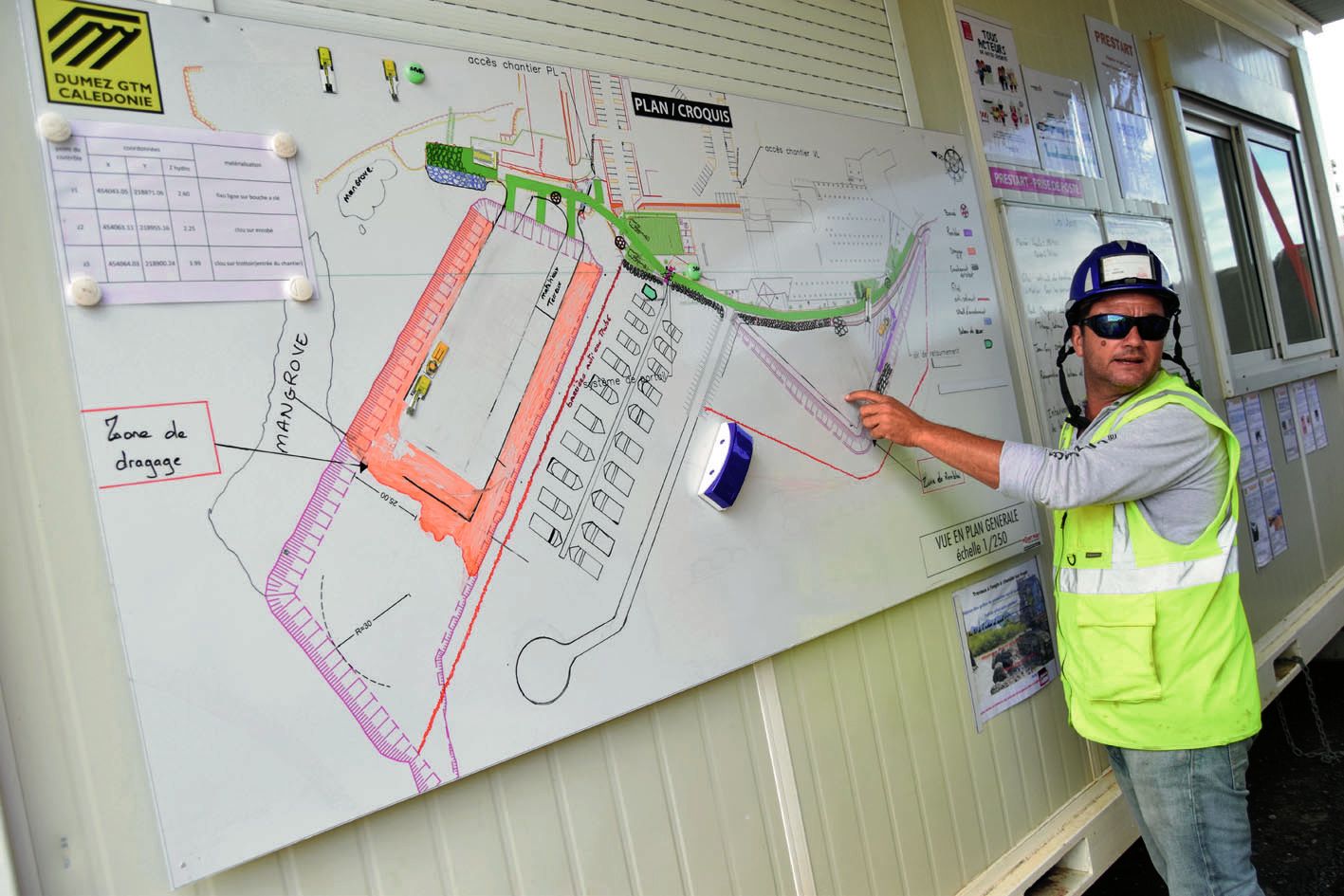 Boris Azzolini, chef du chantier, pointe le remblai qui servira de port à sec, et accueillera cinquante places supplémentaires.