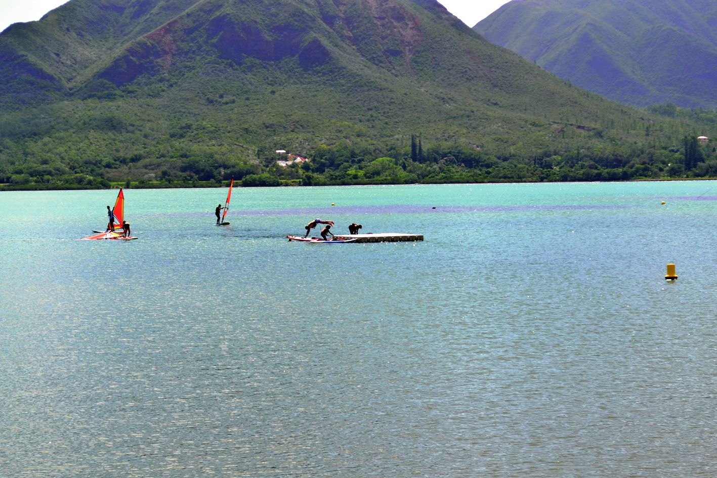 Des activités nautiques sont dispensées par le centre. Hier, les apprentis véliplanchistes ont perfectionné leur navigation.