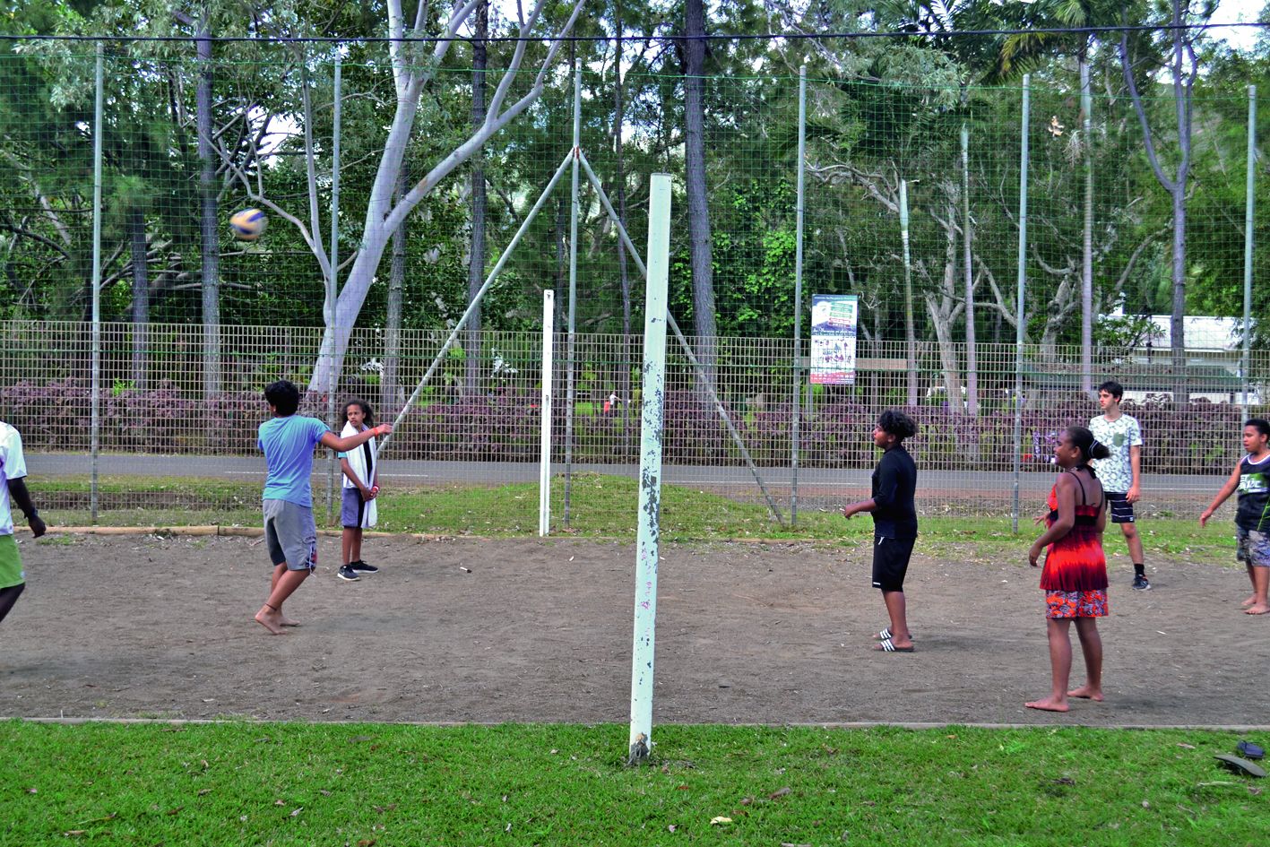 Un peu de sport à la plage pour ces préadolescents. L’activité volley-ball a attiré près d’une douzaine de participants dans l’après-midi.