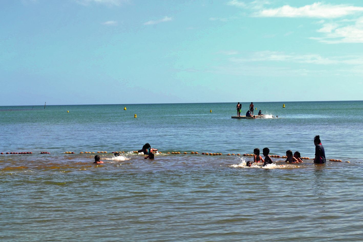 Le plongeon à la mer a été plus qu’apprécié par les vacanciers. Les plus jeunes ne doivent pas dépasser la zone de baignade autorisée. Les plus grands ont le droit de rejoindre le radeau.