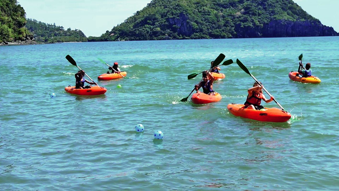 Les enfants ont dû prendre des responsabilités dans la vie quotidienne d’un groupe et savoir gérer leurs affaires et leur hygiène de vie. Lors de ce 4e jour, les élèves se sont initiés au kayak  à la base nautique de Hienghène. Une séance physique suivie 