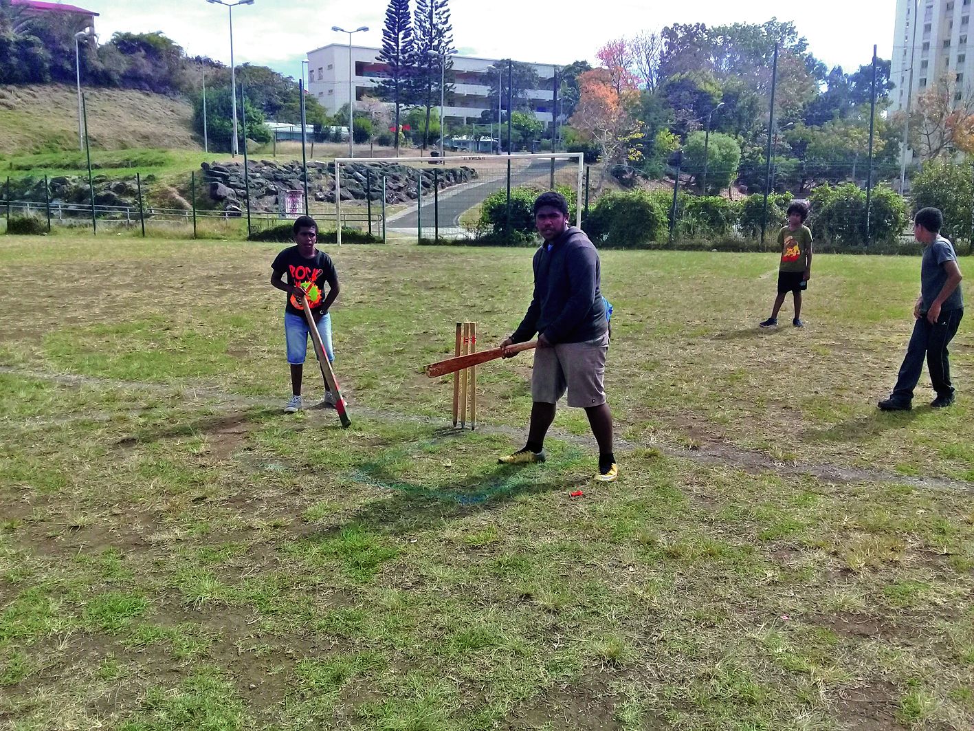 Accompagnés par un joueur de l’AS Wetr,  les jeunes des maisons de quartier de la zone 2, garçons et filles,  ont suivi avec intérêt une initiation au cricket, à Saint-Quentin.