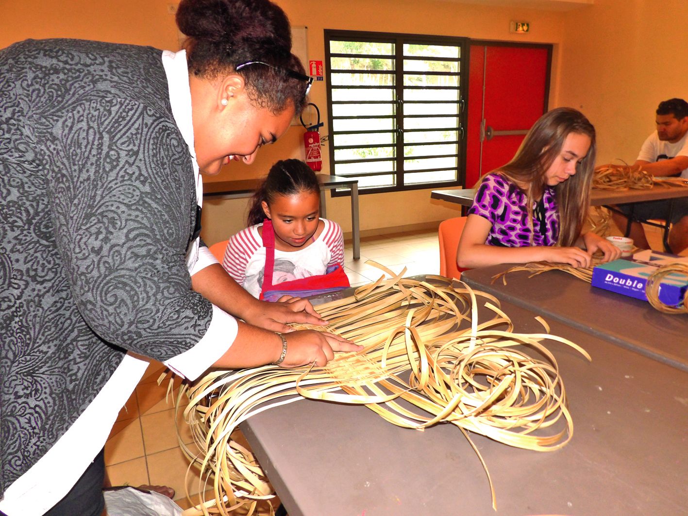 L’atelier tressage de sets de table en pandanus, animé par Scarlette, était une belle découverte  à la maison de quartier  de Tuband. Une dizaine  de jeunes se sont essayés à la technique. Il faut compter environ deux heures pour en réaliser un.