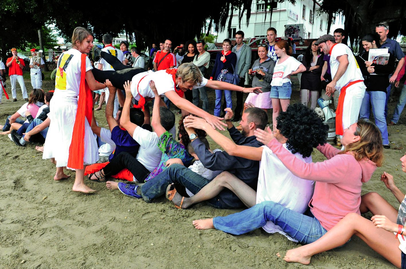 De nombreuses années durant, la féria gagnait la Baie-des-Citrons et La Fiesta. Désormais plus calme, le restaurant ouvert par Alban Cointat, en 1997, se limite aujourd’hui à l’axoa d’Espelette, au poulet basquaise, au chipiron et aux autres spécialités c