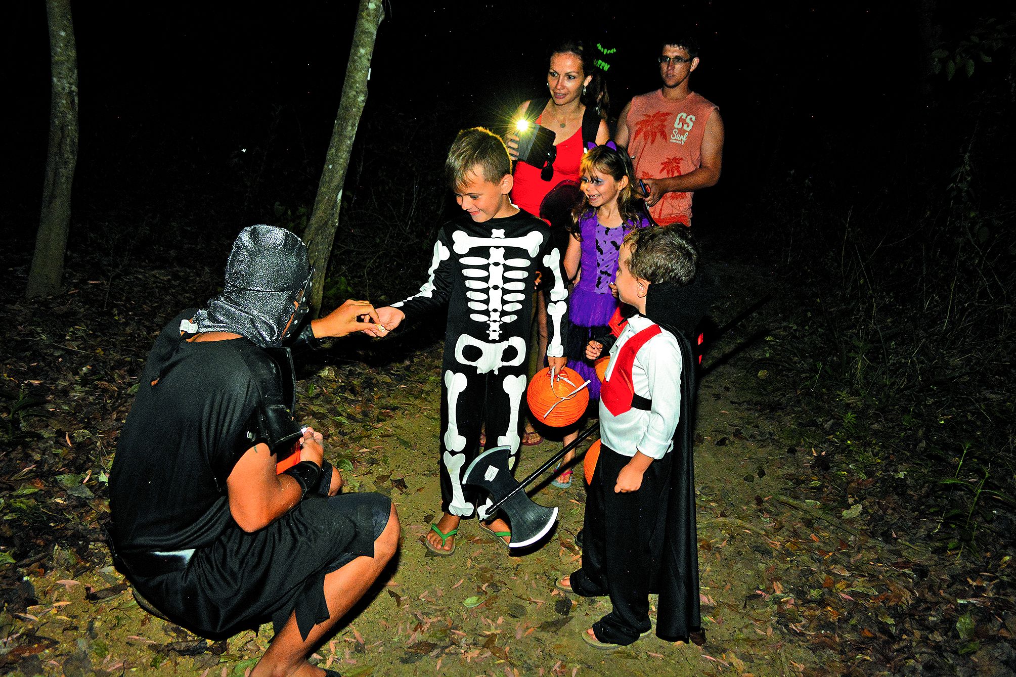 A 19 heures, les enfants munis de lanterne à led ont défilé le long du parcours de santé. Les cris de joie et de peur des participants ont résonné dans la forêt tapissée de citrouilles. Sur le circuit, des monstres attendaient les enfants.