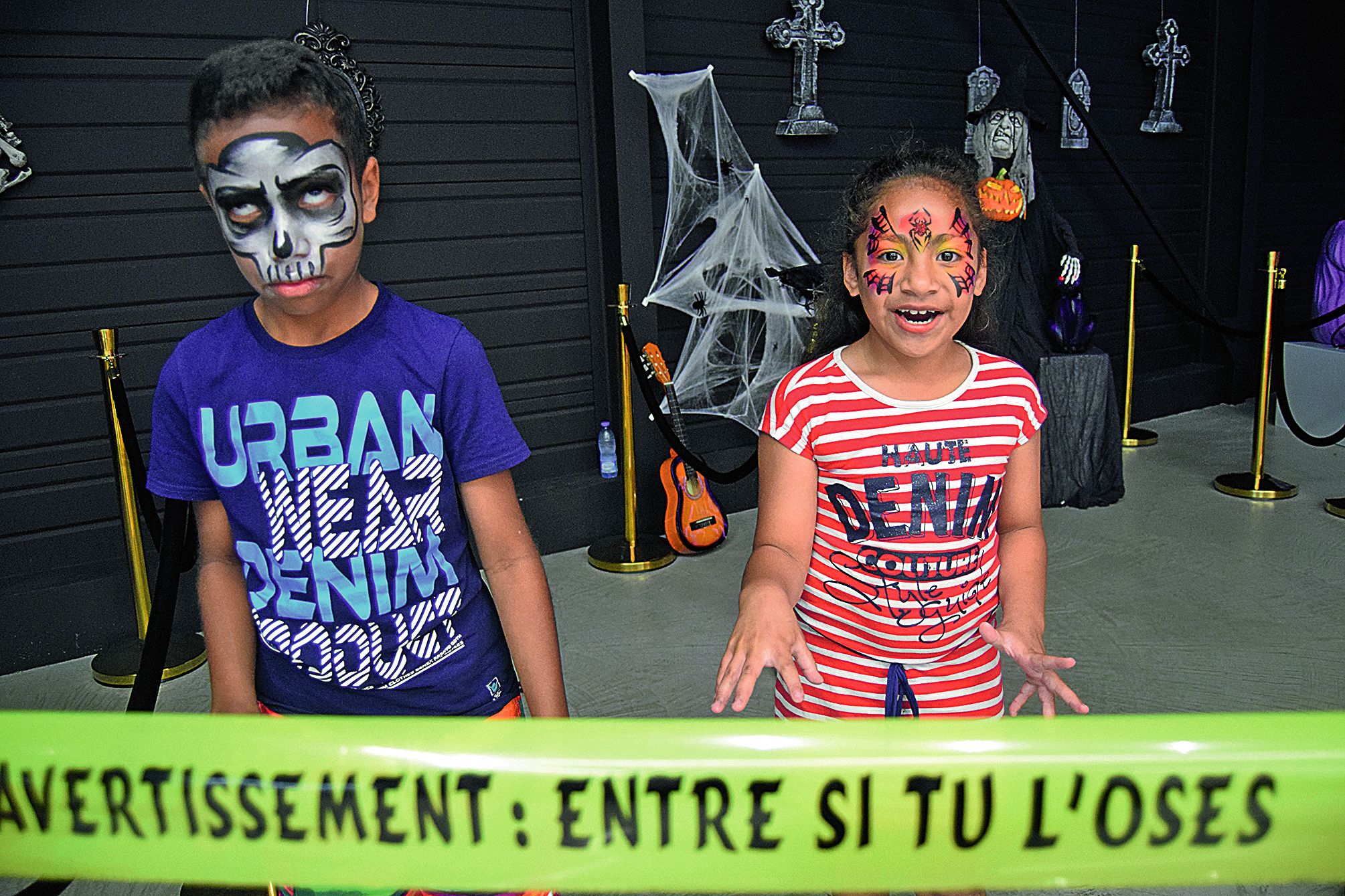 Une maison hantée s’est installée au Dumbéa Mall, hier. S’y est tenu un concours de grimaces auquel Emmanuel et Cyrielle ont participé. Au programme également, la traditionnelle distribution de bonbons et un stand de maquillage gratuit.