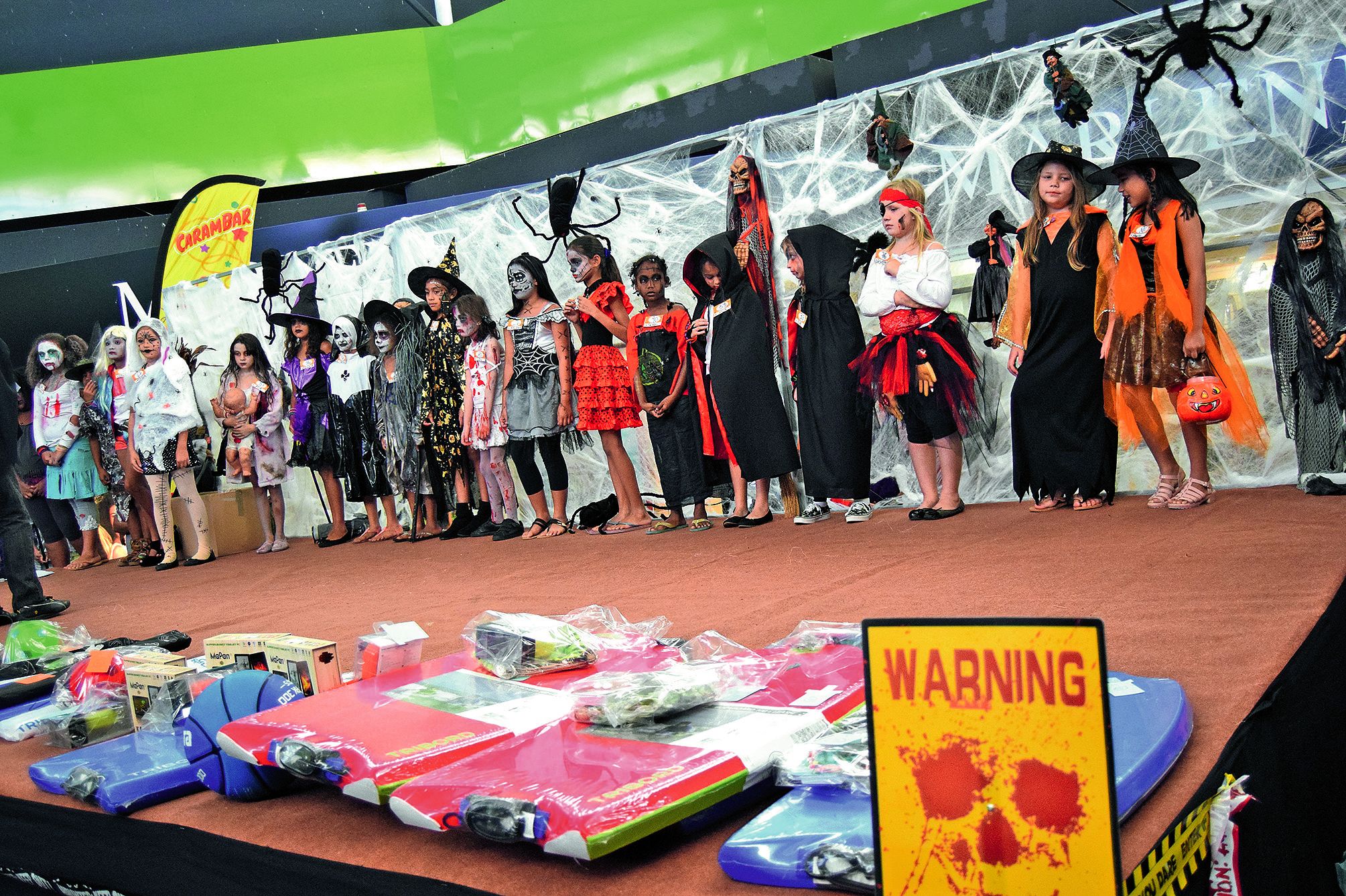 La galerie commerciale de Kenu In était bondée, hier. Plus de 80 enfants âgés de 6 à 12 ans étaient inscrits au concours de costume avec, à la clef, des cadeaux à gagner. Distribution de gâteaux et manèges gratuits ont complété le tableau.