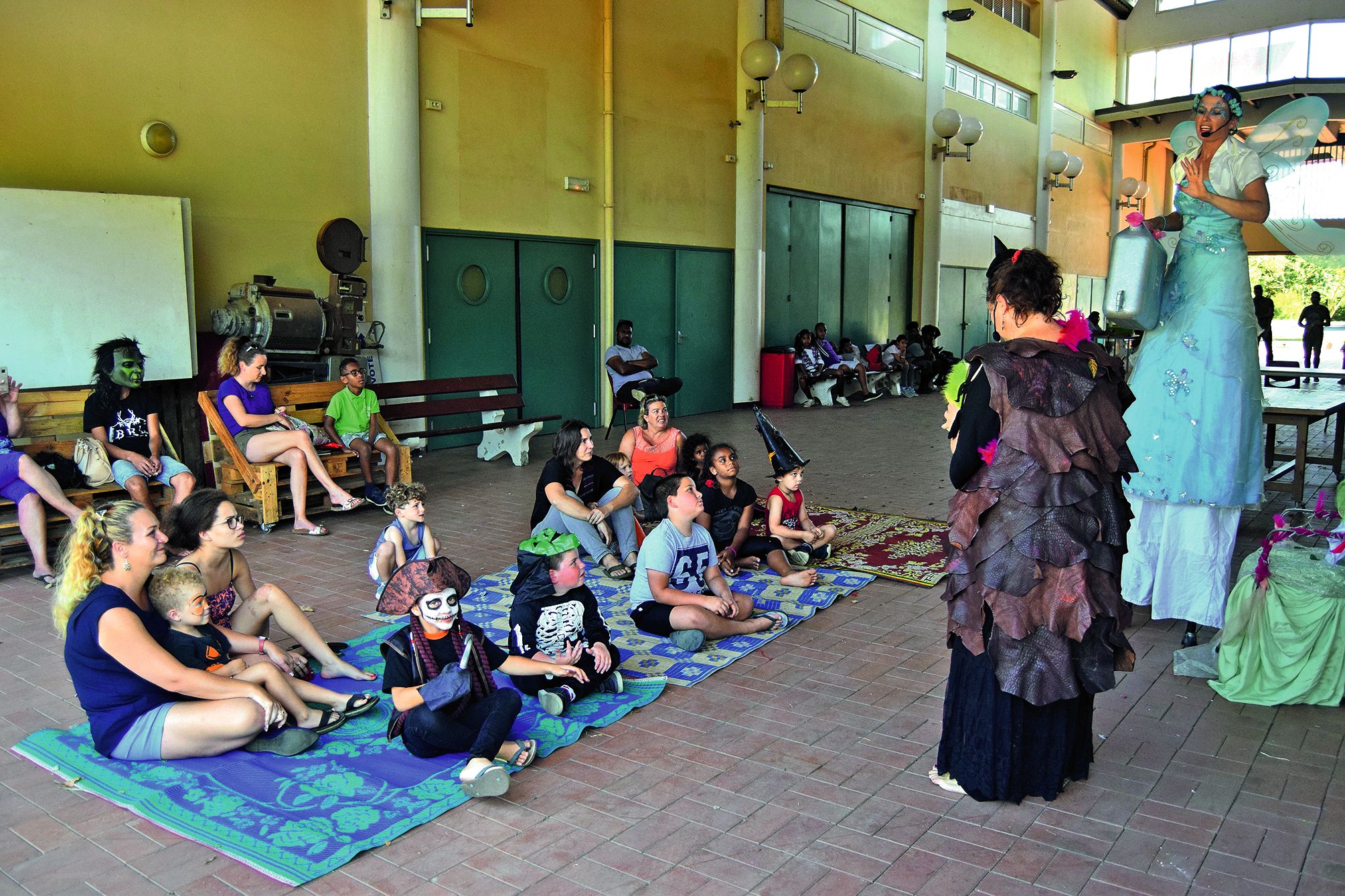 À Païta, après l’atelier créatif de samedi à la médiathèque, place au spectacle dans le hall du Dock, hier. Olivia Buna et Anne-Gaël Sire, de la compagnie Le Banyan, ont joué La sorcière ronchon devant un parterre d’enfants déguisés et ravis.