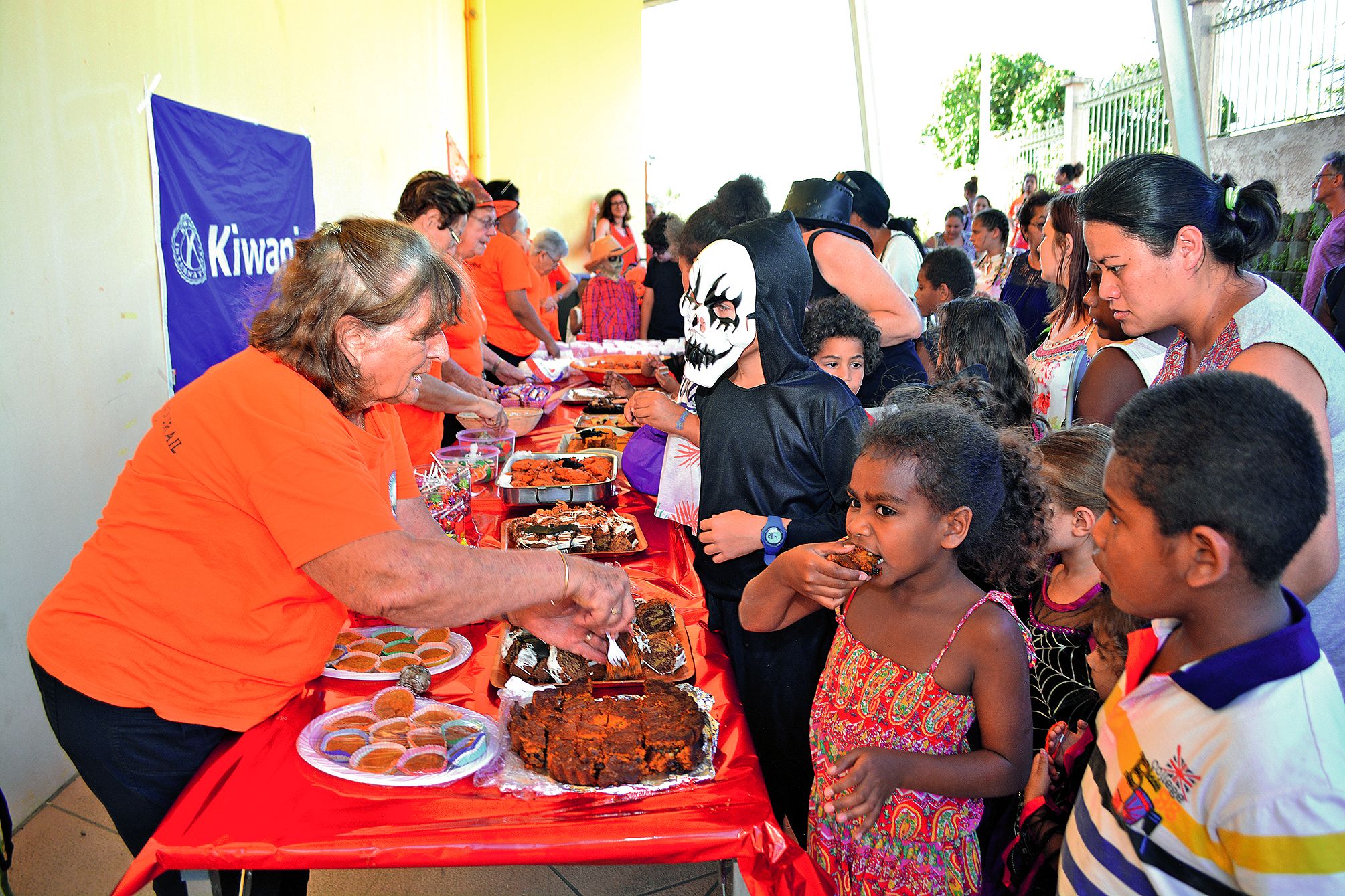 Les membres du Kiwanis club Erythrines ont offert aux petits un goûter aux couleurs d’Halloween. Après la projection, les petits monstres et autres sorcières se sont rués sur les gâteaux et autres friandises avec appétit.