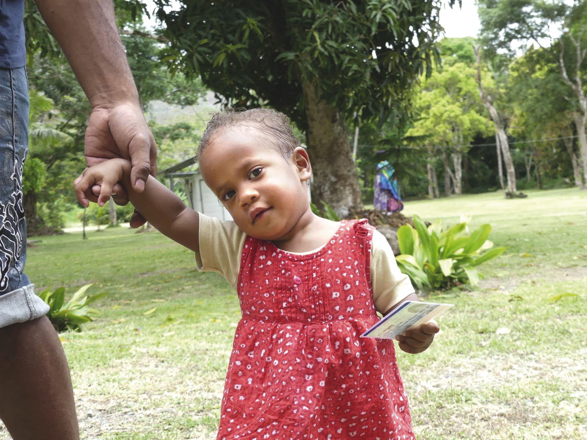 Ambiance particulièrement décontractée et familiale, au bureau de la tribu de Kako. Une petite fille vient voter pour son père.