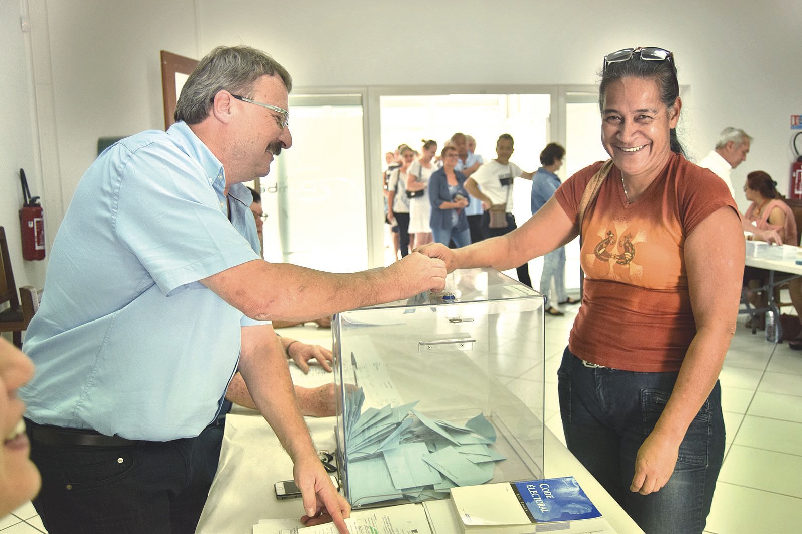 Marie-Pierre vient de déménager à Pouembout. Elle n’a pas hésité à couvrir quelque 250 km pour mettre son bulletin dans l’urne de l’ancienne mairie, à Dumbéa nord. « J’ai fait mon devoir ! »