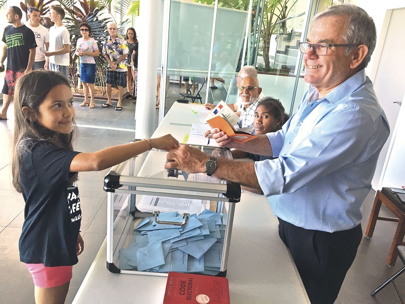 Le maire, Georges Naturel, présidait le bureau de vote n°1. Cassandra, 10 ans, a mis le bulletin de son père dans l’urne. « C’est pour son avenir, et il est important qu’elle apprenne à voter », estime son papa, Thierry. En tout, Dumbéa compte 16 543 insc