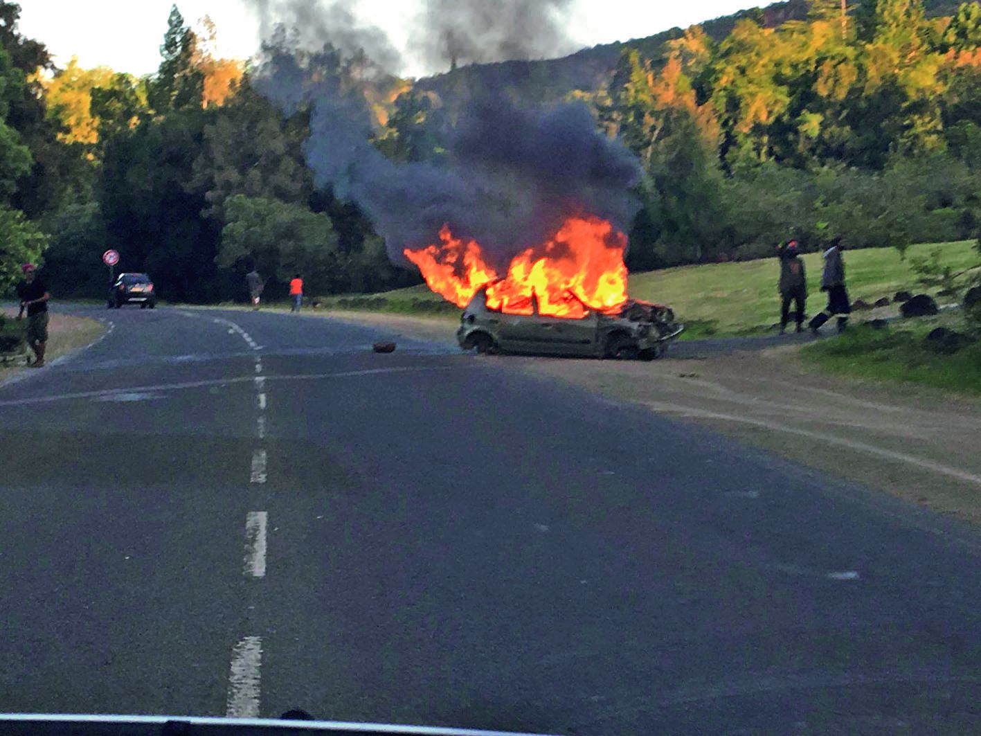 En tout début de soirée, une voiture a été incendiée non loin du Casino de La Coulée, forçant les gendarmes à fermer la route. Photo Julien Huvon