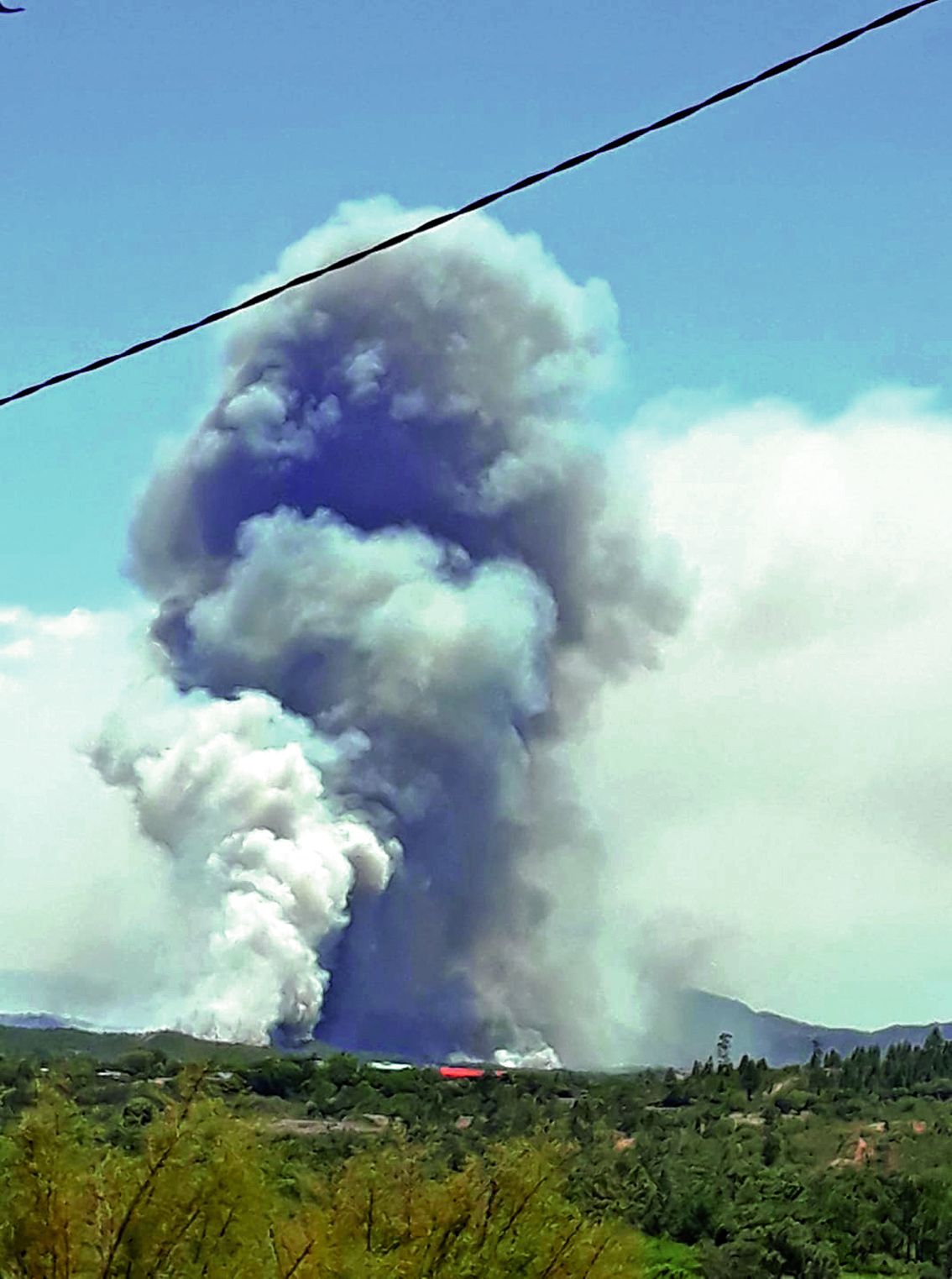 Deux hélicoptères bombardiers d’eau ont été mobilisés ainsi que de forts moyens terrestres pour lutter contre les flammes. Photo DR