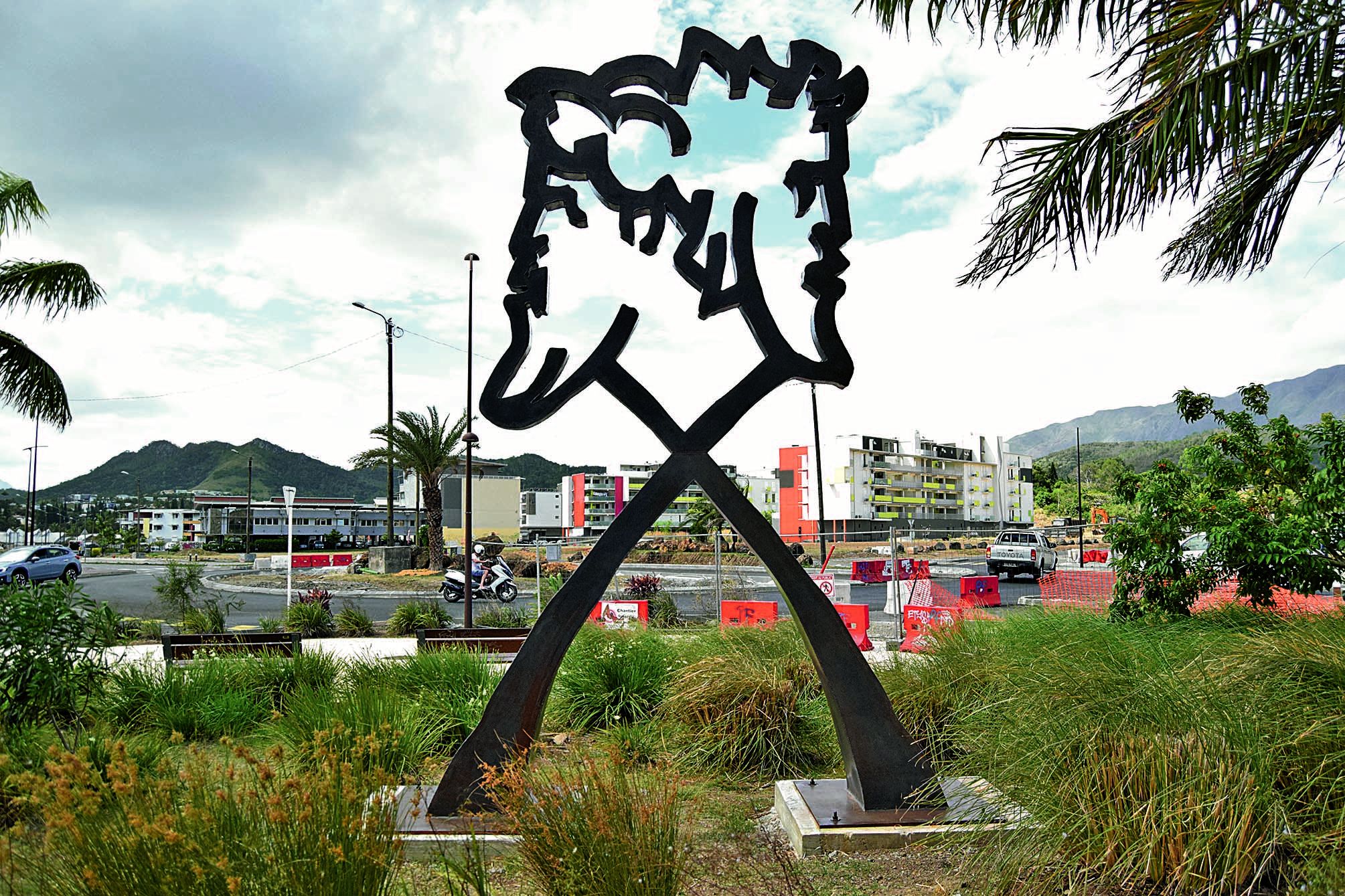 La sculpture Les Géants de l’artiste Aka, a été installée sur le rond-point de Fréjus, au centre urbain de Koutio, fin octobre.