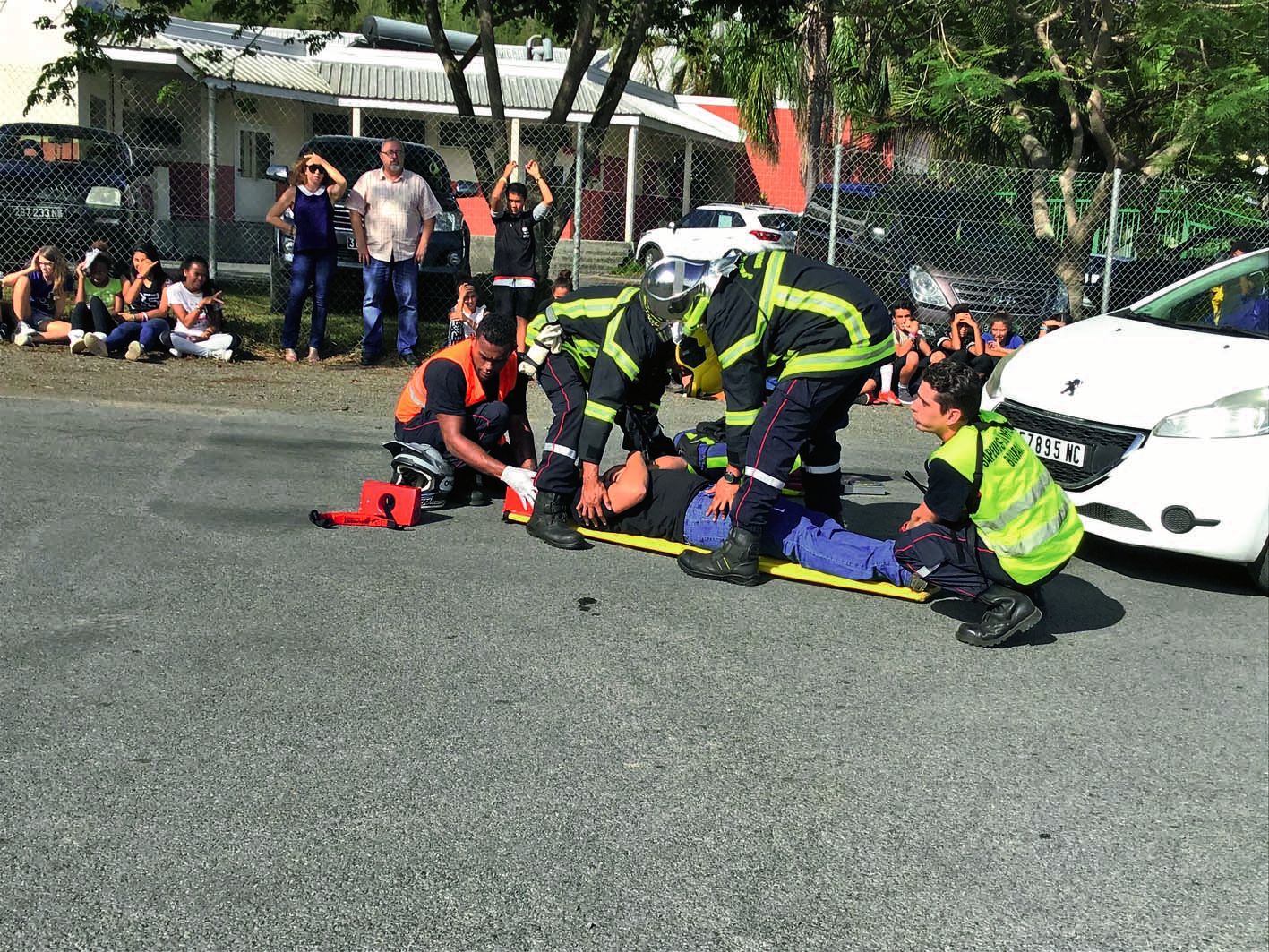 L’après-midi, lors de l’accident grandeur nature simulé devant le collège, les pompiers ont montré aux élèves comment ils opéraient pour relever, conditionner et évacuer sur l’hôpital des blessés. « Pour donner l’alerte, j’ai mis en pratique ce que j’ai a