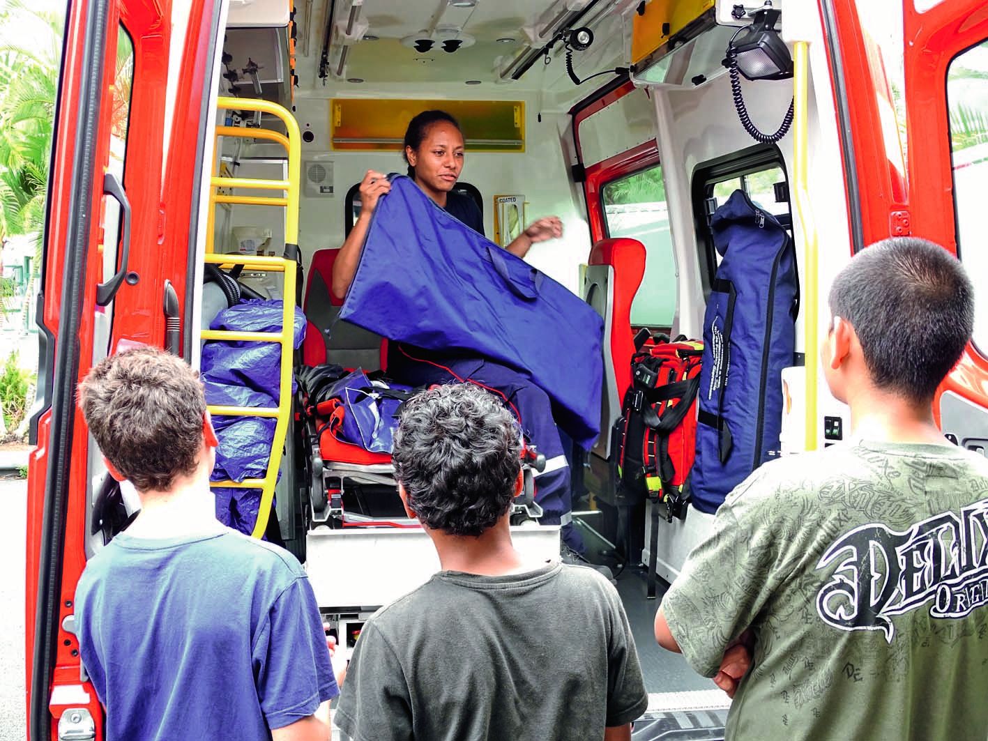 De 8 h 30 à 15 heures, les sapeurs-pompiers, présents sur le site en grand nombre, ont présenté aux cinq groupes venus à leur rencontre les véhicules d’intervention sur les accidents routiers, dont le VSAB (véhicule de secours et d’assistance aux blessés)