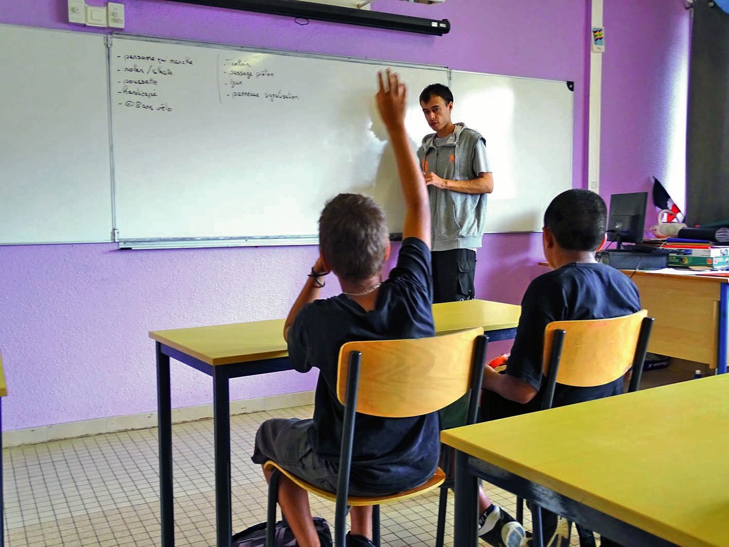 Romain et Julien, tous les deux moniteurs à l’auto-école du village, ont délivré de judicieux conseils aux élèves. « On ne répond pas non plus au téléphone portable » lorsqu’on conduit, ont-ils insisté.