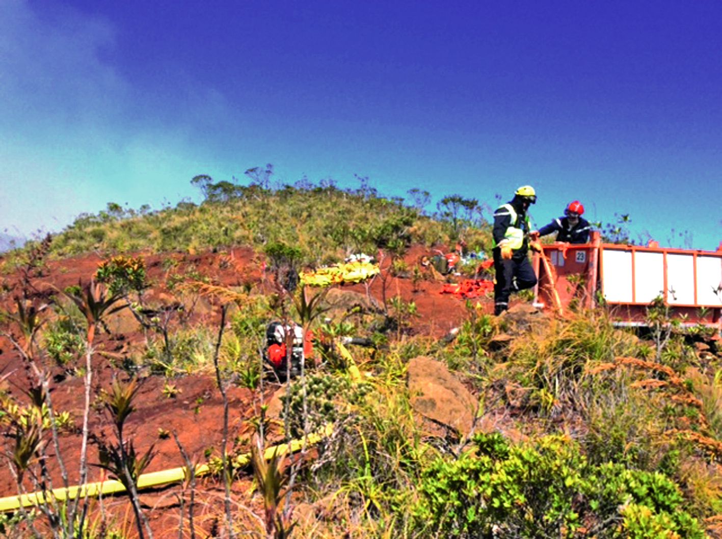 Des équipes ont été héliportées sur les crêtes pour intervenir à l’aide de seaux-pompes. Photo : DSCGR